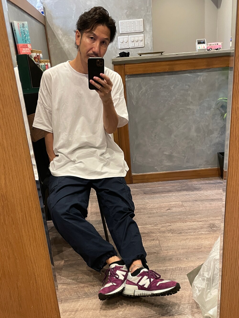 ホワイト系のTシャツ/カットソー、ブルー系のパンツ、パープル系のスニーカーを着用したメンズの夏コーディネートの2枚目の写真