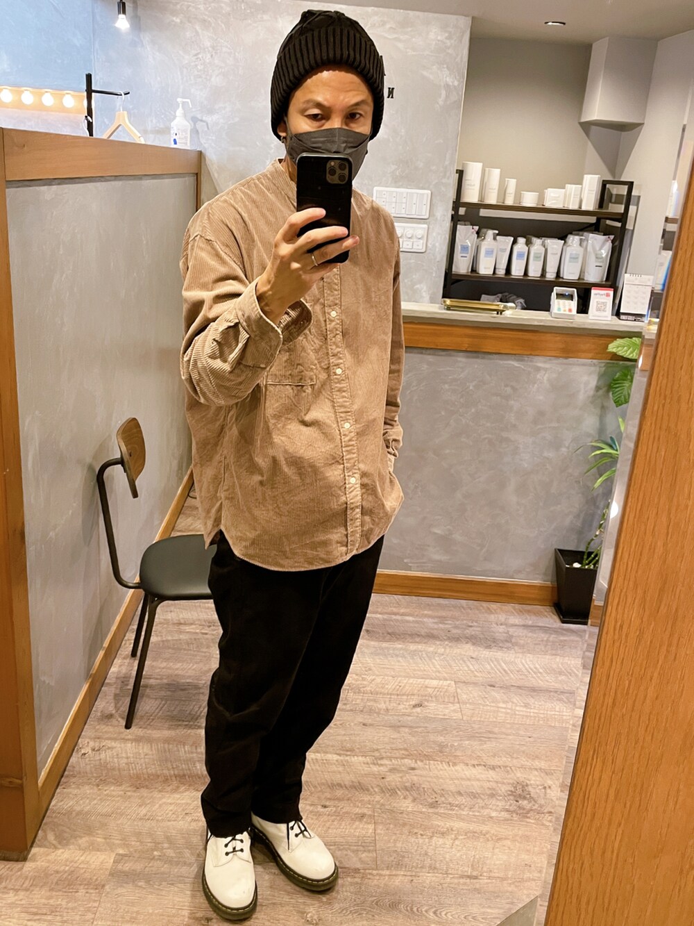 ブラック系のその他パンツ、ホワイト系のブーツ、ブラウン系のトップスを着用したメンズの秋コーディネートの5枚目の写真