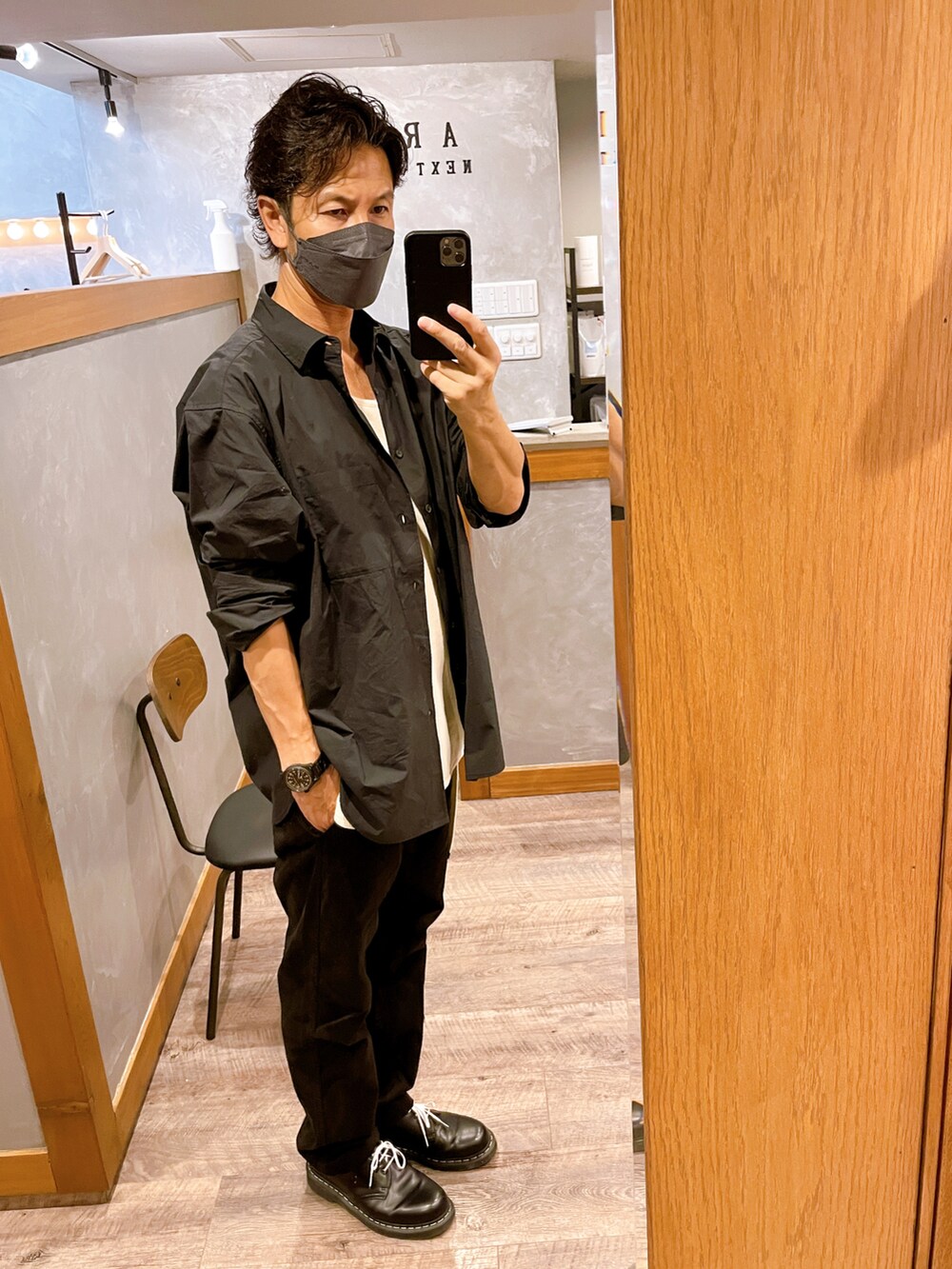 ブラック系のブーツ、ブラック系のその他パンツ、ブラック系のシャツ/ブラウスを着用したメンズの秋コーディネートの2枚目の写真