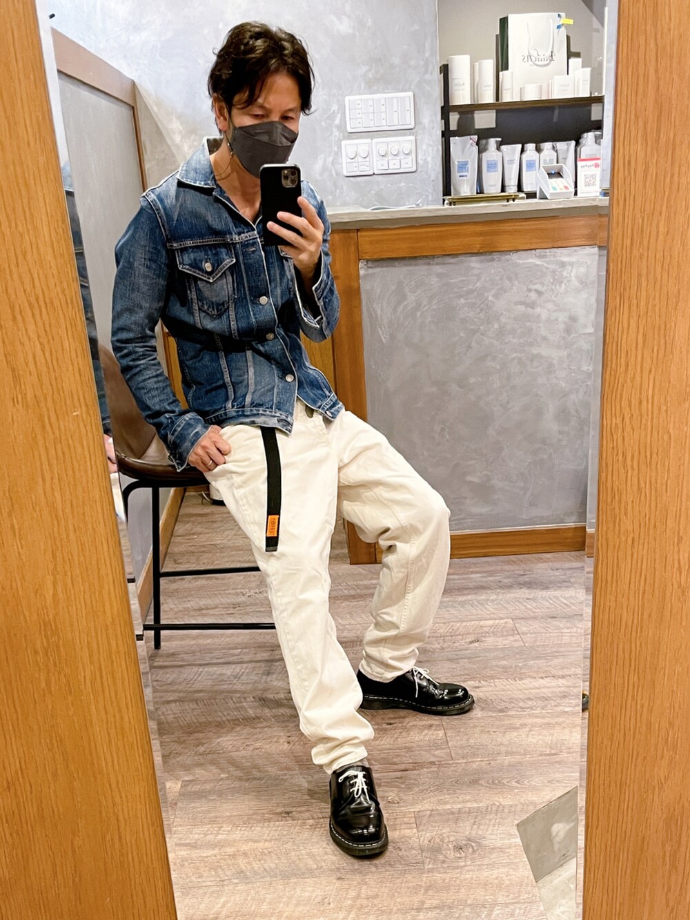 ブラック系のブーツ、ホワイト系のデニムパンツ、グリーン系のMA-1を着用したメンズの秋コーディネートの3枚目の写真