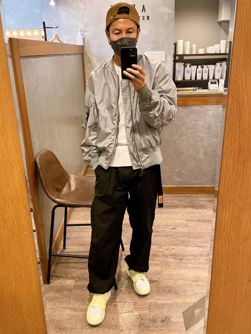 ブルー系のパンツ、イエロー系のスニーカー、グレー系のMA-1を着用したメンズの秋コーディネートの2枚目の写真