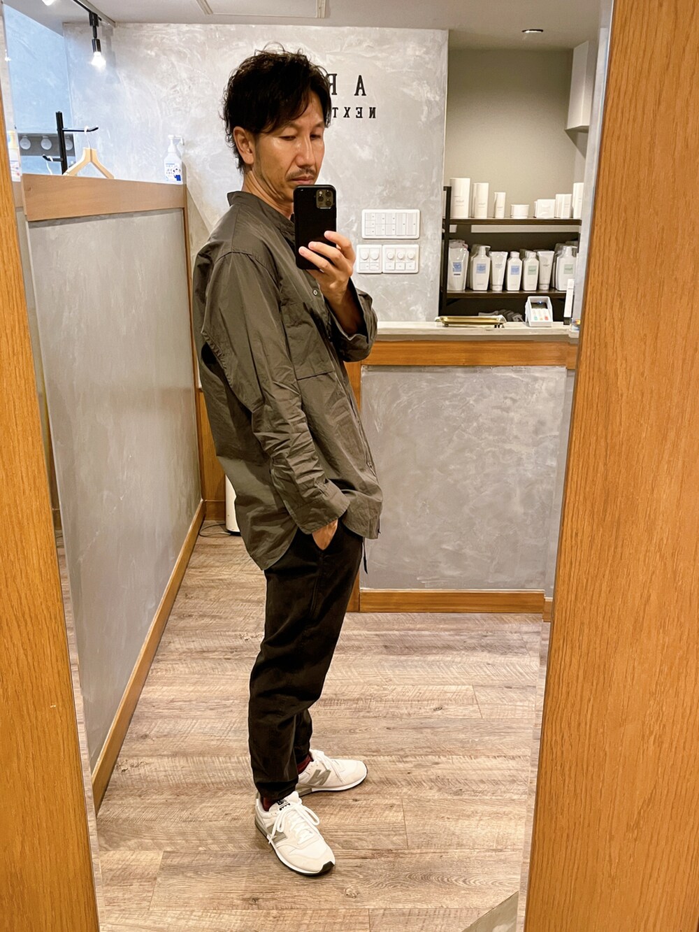 グレー系のスウェットパンツ、ホワイト系のスニーカー、グレー系のシャツ/ブラウスを着用したメンズの秋コーディネートの2枚目の写真