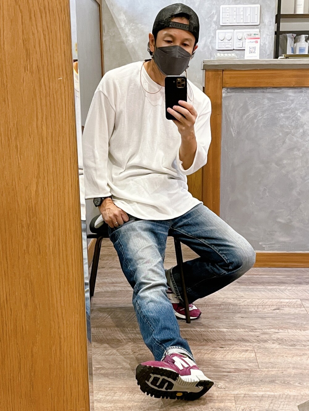 ブルー系のデニムパンツ、パープル系のスニーカー、ホワイト系のTシャツ/カットソーを着用したメンズの秋コーディネートの2枚目の写真