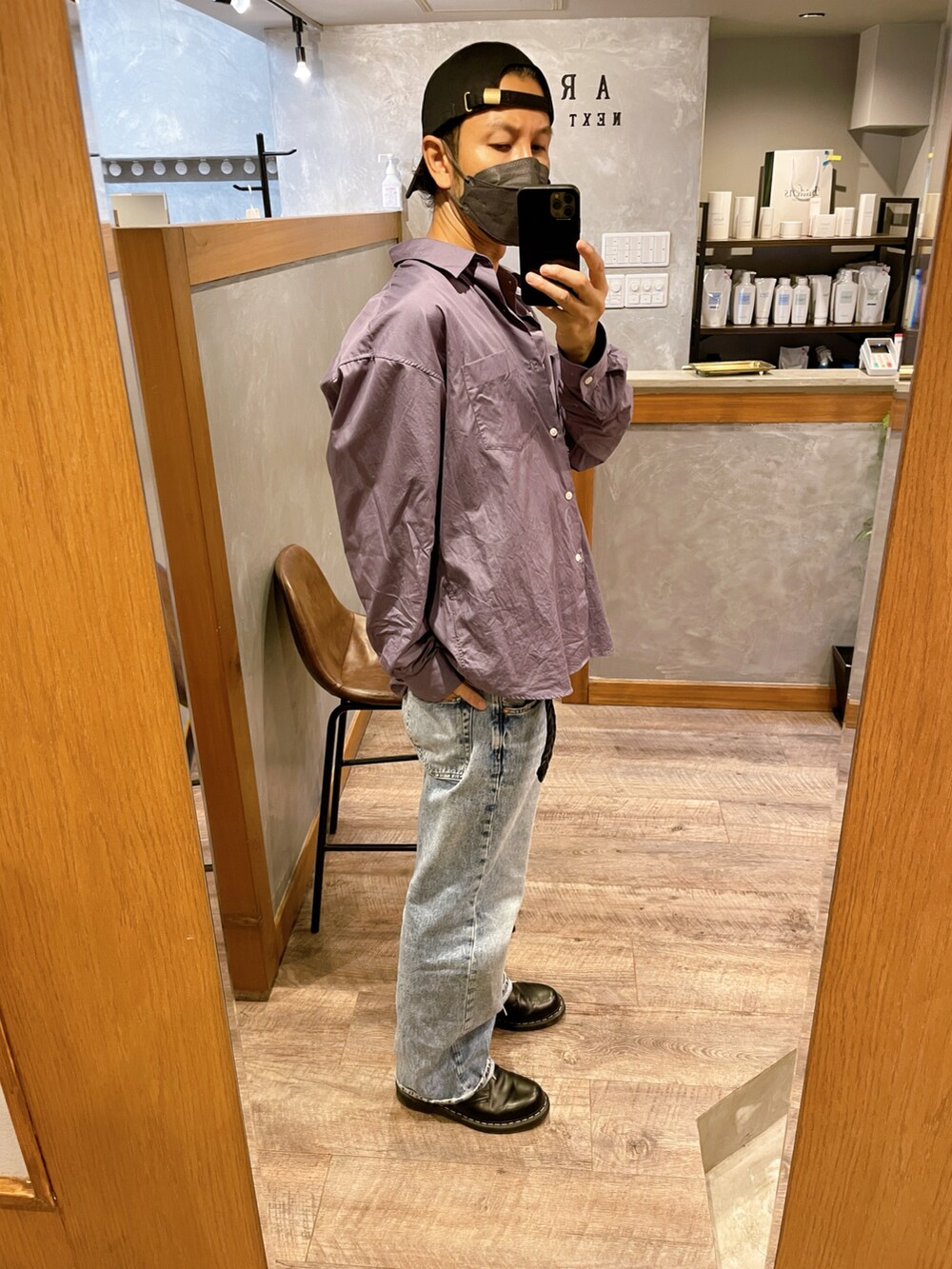 ブルー系のデニムパンツ、ブラック系のブーツ、パープル系のシャツ/ブラウスを着用したメンズの秋コーディネートの2枚目の写真