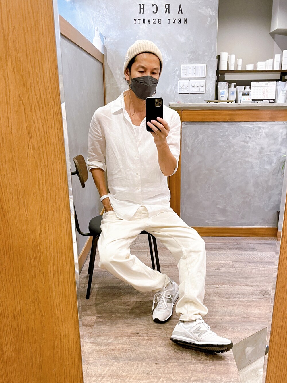 ホワイト系のデニムパンツ、ホワイト系のシャツ/ブラウス、ホワイト系のスニーカーを着用したメンズの秋コーディネートの2枚目の写真