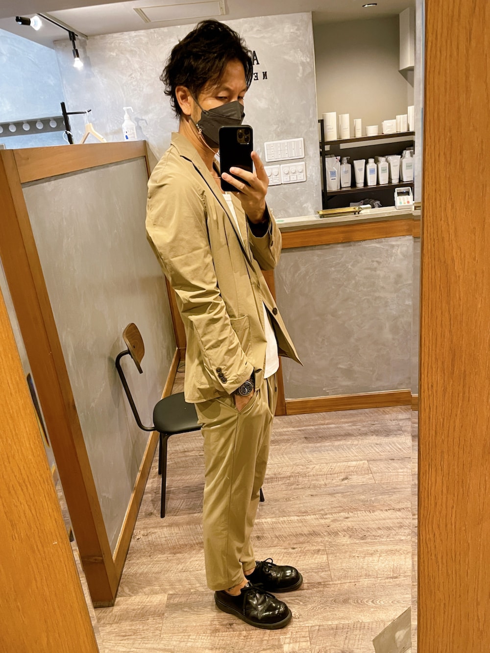 ベージュ系のジャケット/アウター、ベージュ系のジャケット/アウター、ブラック系のドレスシューズを着用したメンズの秋コーディネートの2枚目の写真