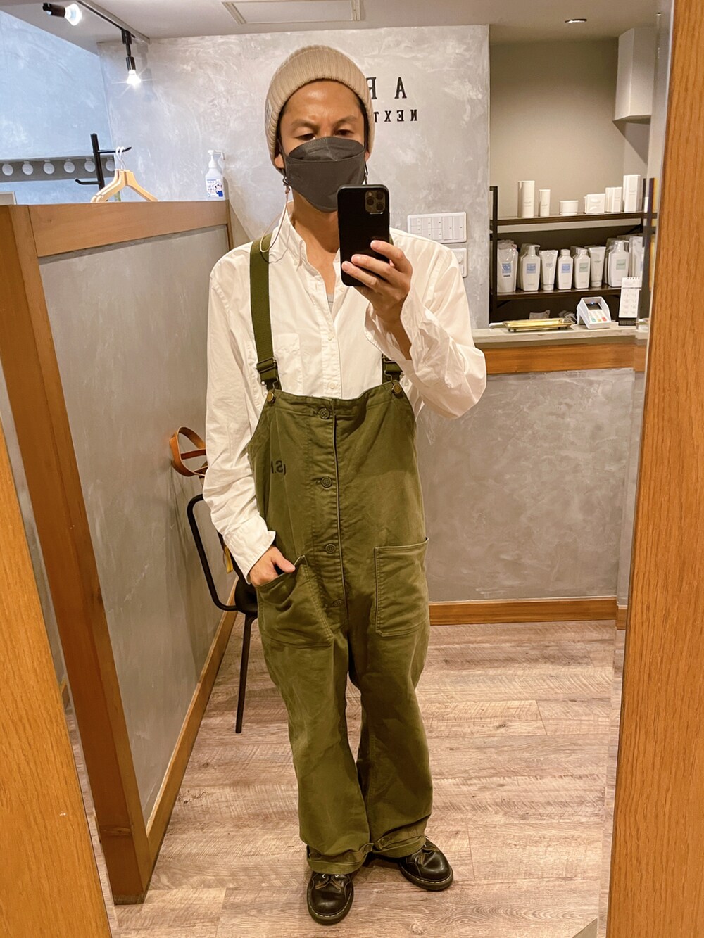 ブラック系のブーツ、グリーン系のサロペット/オーバーオール、ホワイト系のシャツ/ブラウスを着用したメンズの秋コーディネートの2枚目の写真