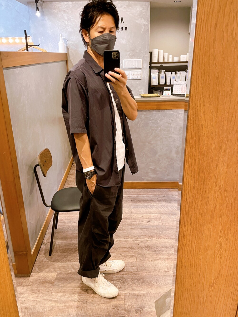 ホワイト系のスニーカー、グレー系のその他パンツ、グレー系のシャツ/ブラウスを着用したメンズの秋コーディネートの2枚目の写真