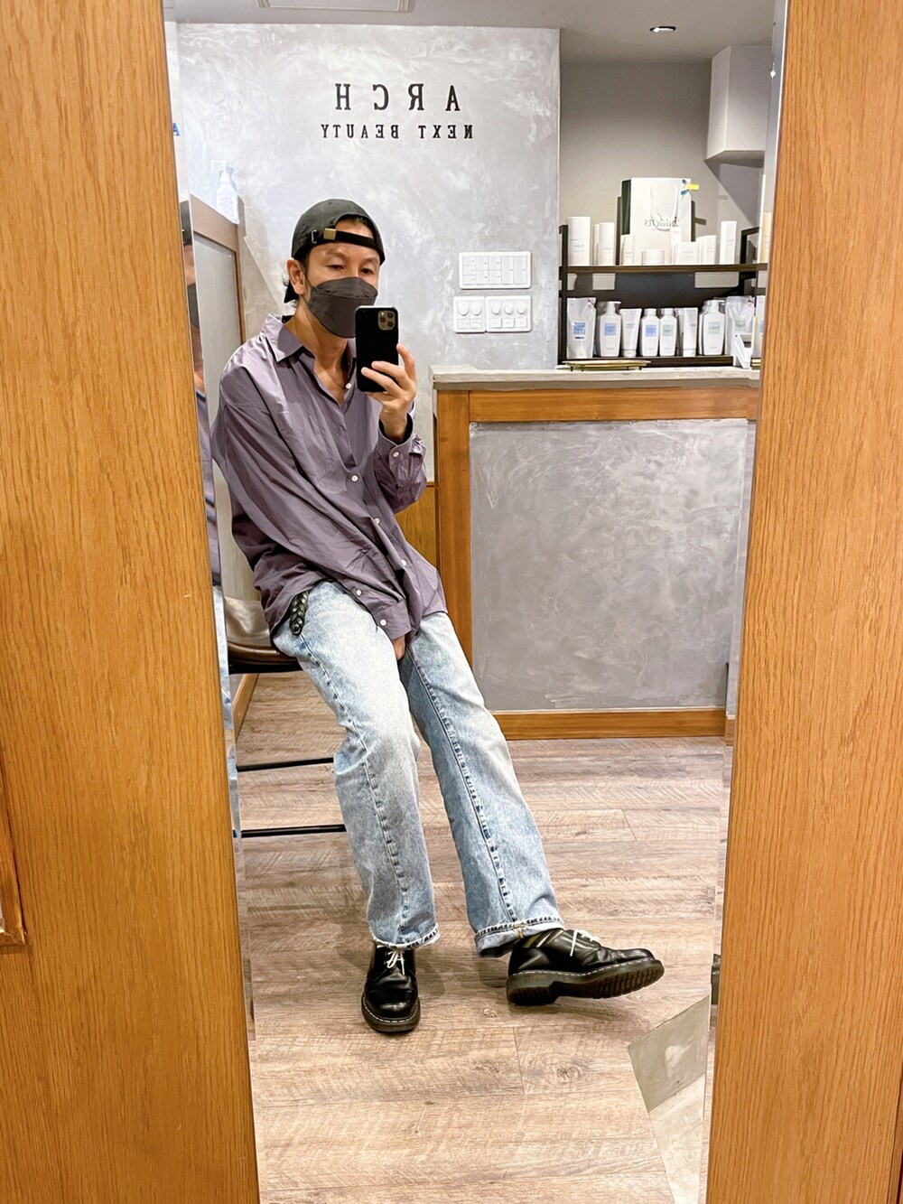 ブルー系のデニムパンツ、ブラック系のブーツ、パープル系のシャツ/ブラウスを着用したメンズの秋コーディネートの3枚目の写真