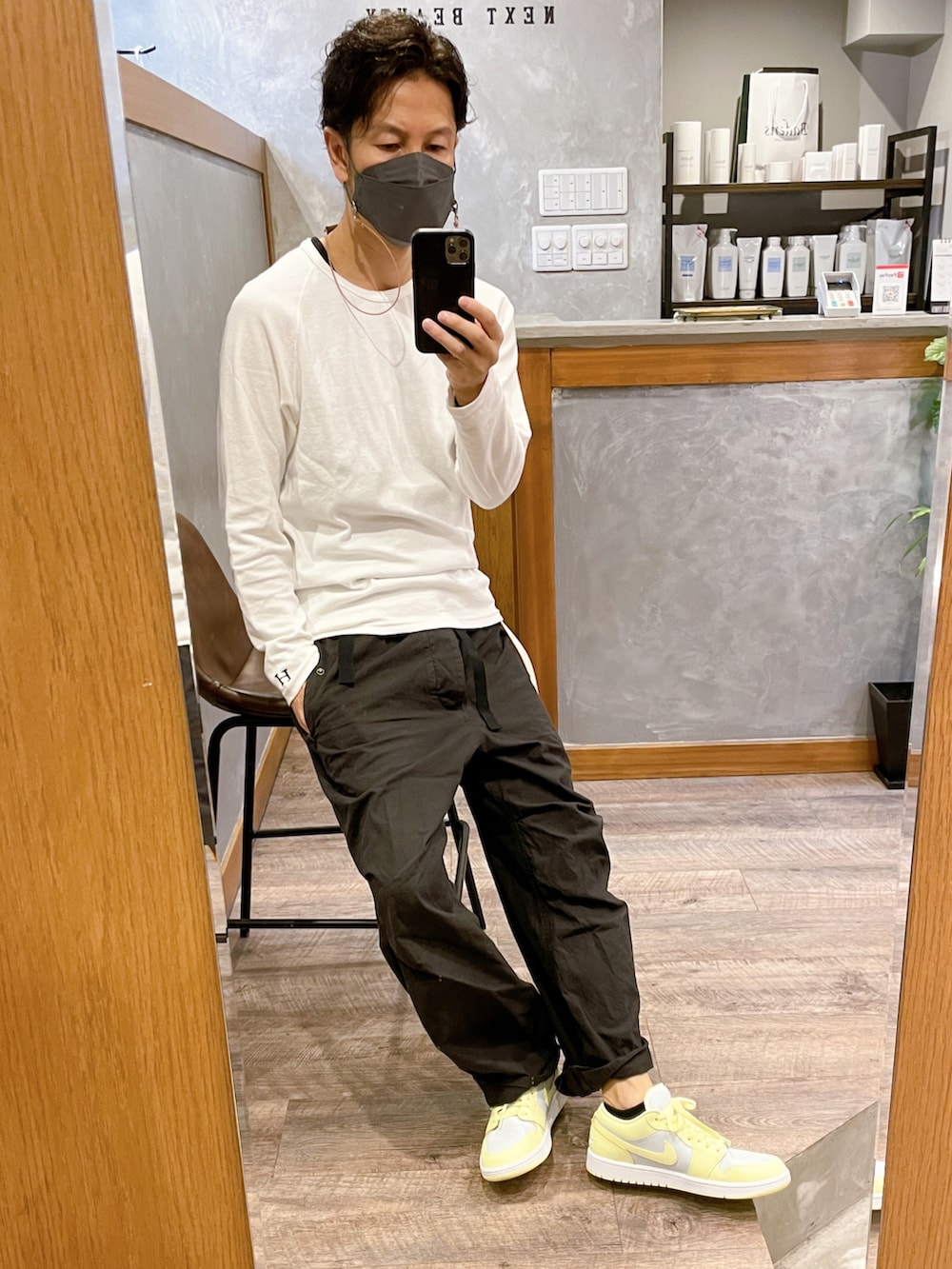 グレー系のその他パンツ、グレー系のブルゾン、イエロー系のスニーカーを着用したメンズの秋コーディネートの3枚目の写真