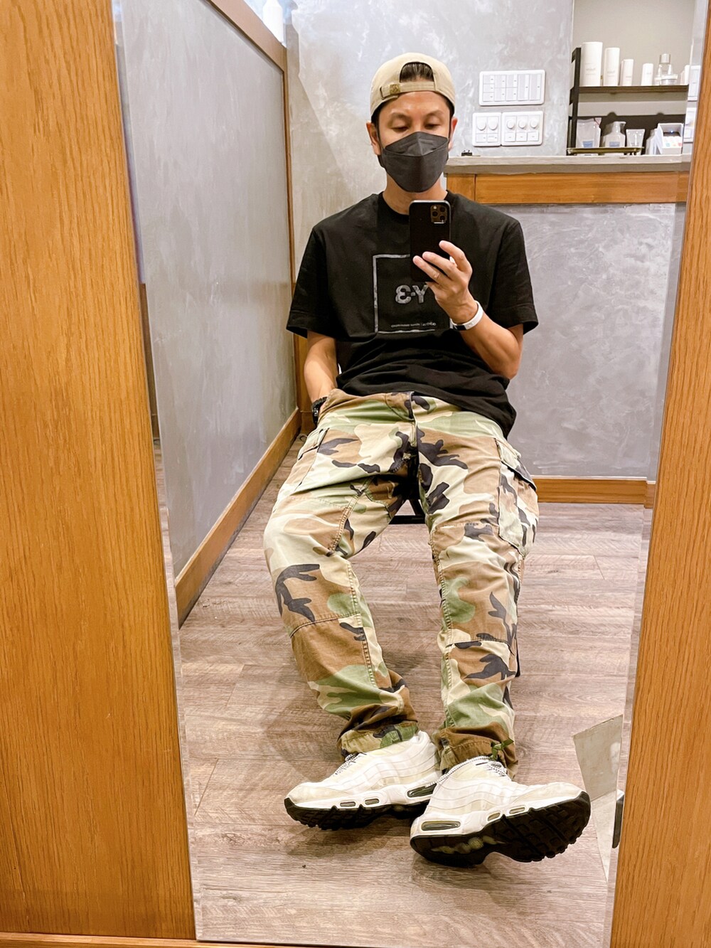 ブラック系のTシャツ/カットソー、その他のカーゴパンツ、ホワイト系のスニーカーを着用したメンズの秋コーディネートの2枚目の写真