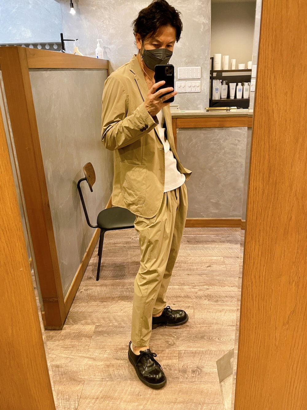 ベージュ系のジャケット/アウター、ベージュ系のジャケット/アウター、ブラック系のドレスシューズを着用したメンズの秋コーディネートの3枚目の写真