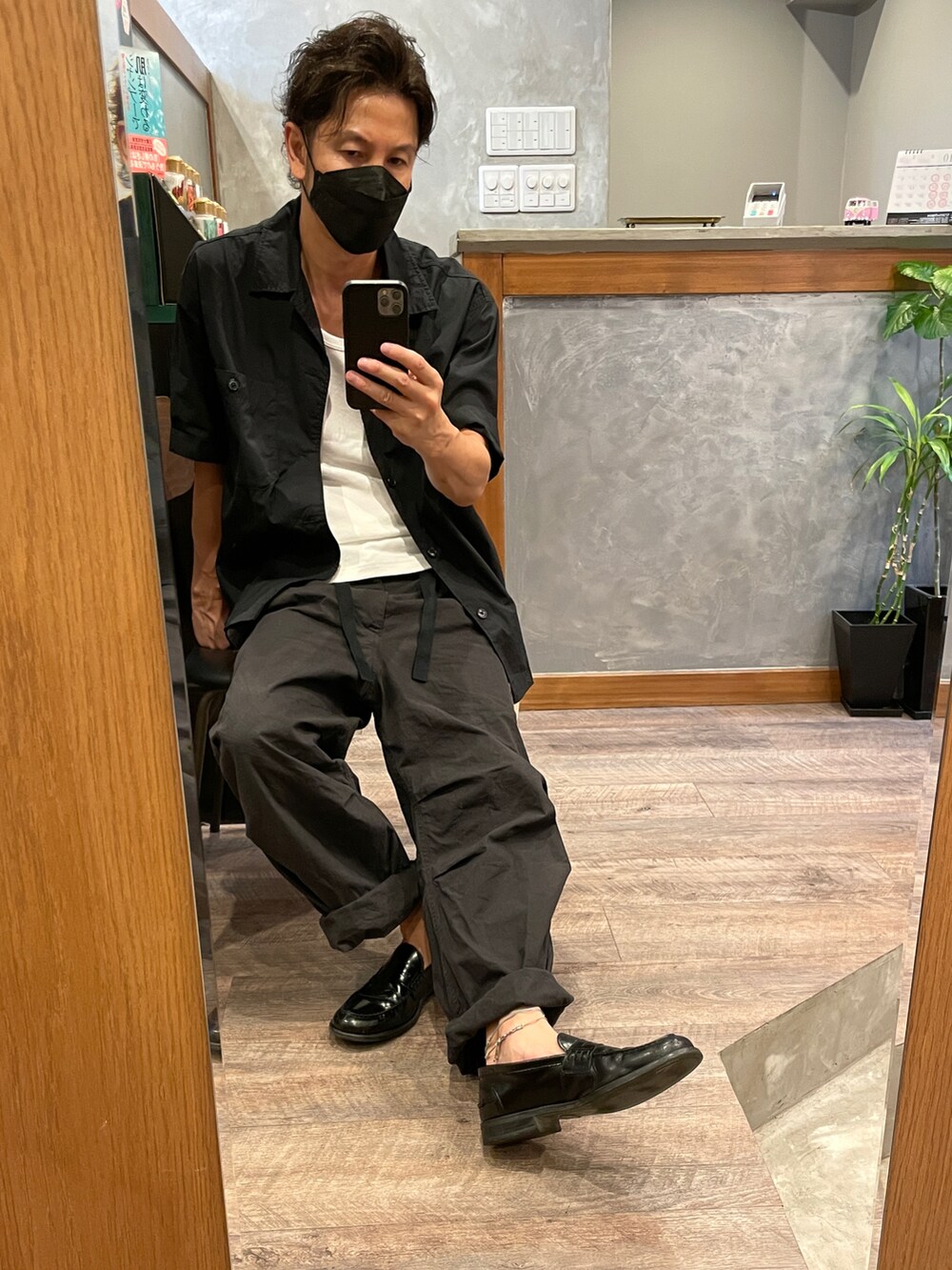 ブラック系のシャツ/ブラウス、グレー系のその他パンツ、ブラック系のローファーを着用したメンズの夏コーディネートの2枚目の写真