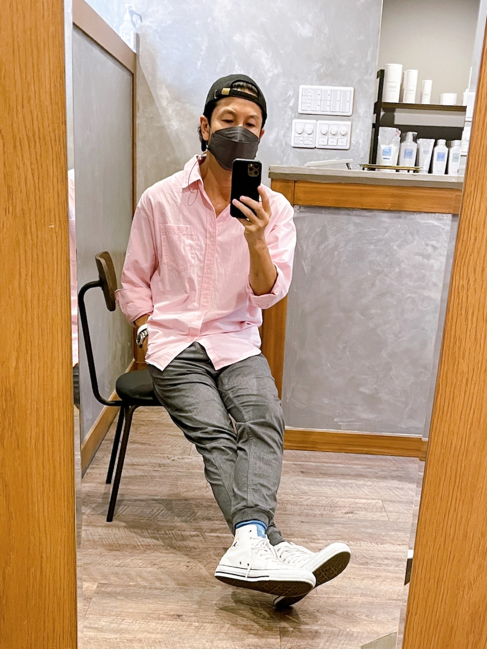 グレー系のスウェットパンツ、ホワイト系のスニーカー、ピンク系のシャツ/ブラウスを着用したメンズの秋コーディネートの2枚目の写真