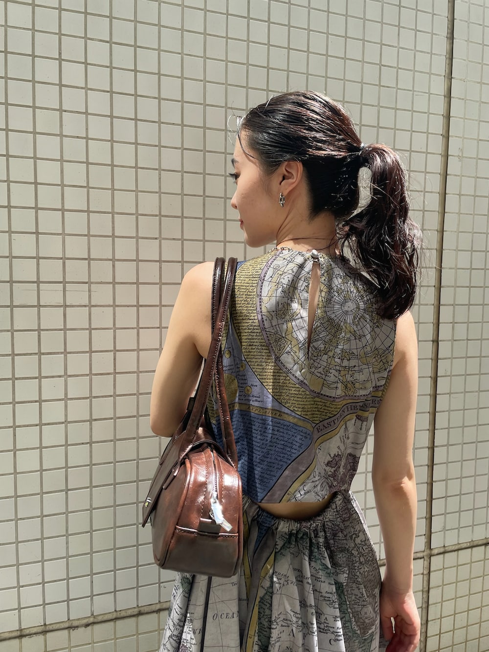 ブルー系のワンピース、グリーン系のブーツを着用したレディースの夏コーディネートの5枚目の写真