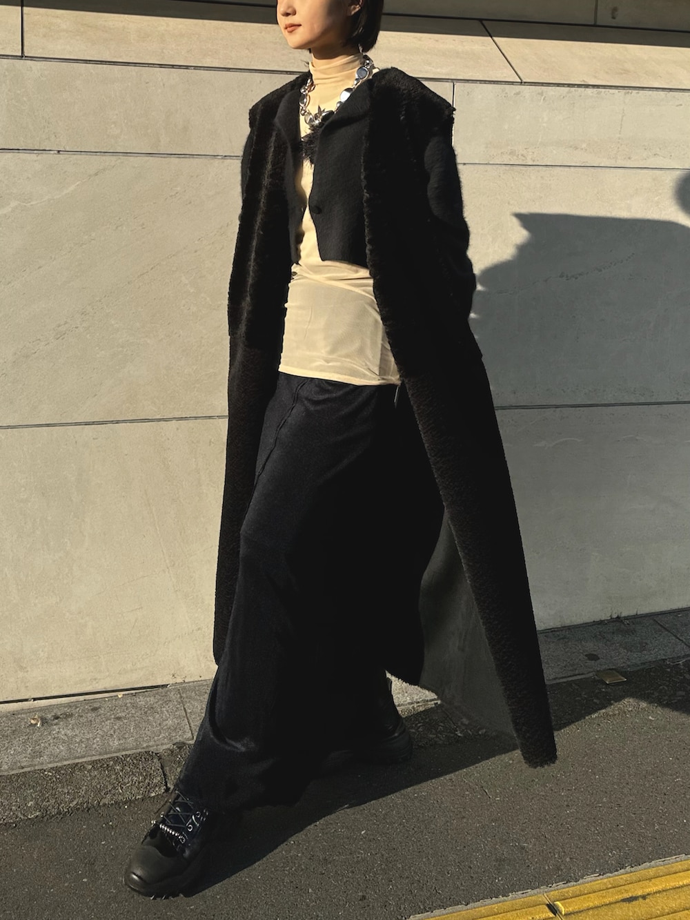 「AMERI、amerivintage、冬コーデ、クリスマスに着たい服、オトナカジュアル、おでかけコーデ、レイヤードスタイル、ボア、ファー、ベスト、ベロアスカート、大人女子、大人ガーリー、最近のいい感じコーデ、ブラックコーデ」｜「AmeriのUND SHEER VELOUR PENCIL SKIRT（スカート、ブラック系）」を使った、AMERI VINTAGEさん（レディース・160cm）の冬コーディネートの2枚目の写真