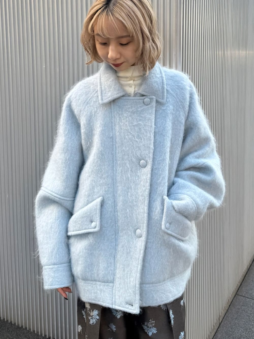 ブルー系のその他アウター、グレー系のサロペット/オーバーオールを着用したレディースの秋コーディネートの4枚目の写真