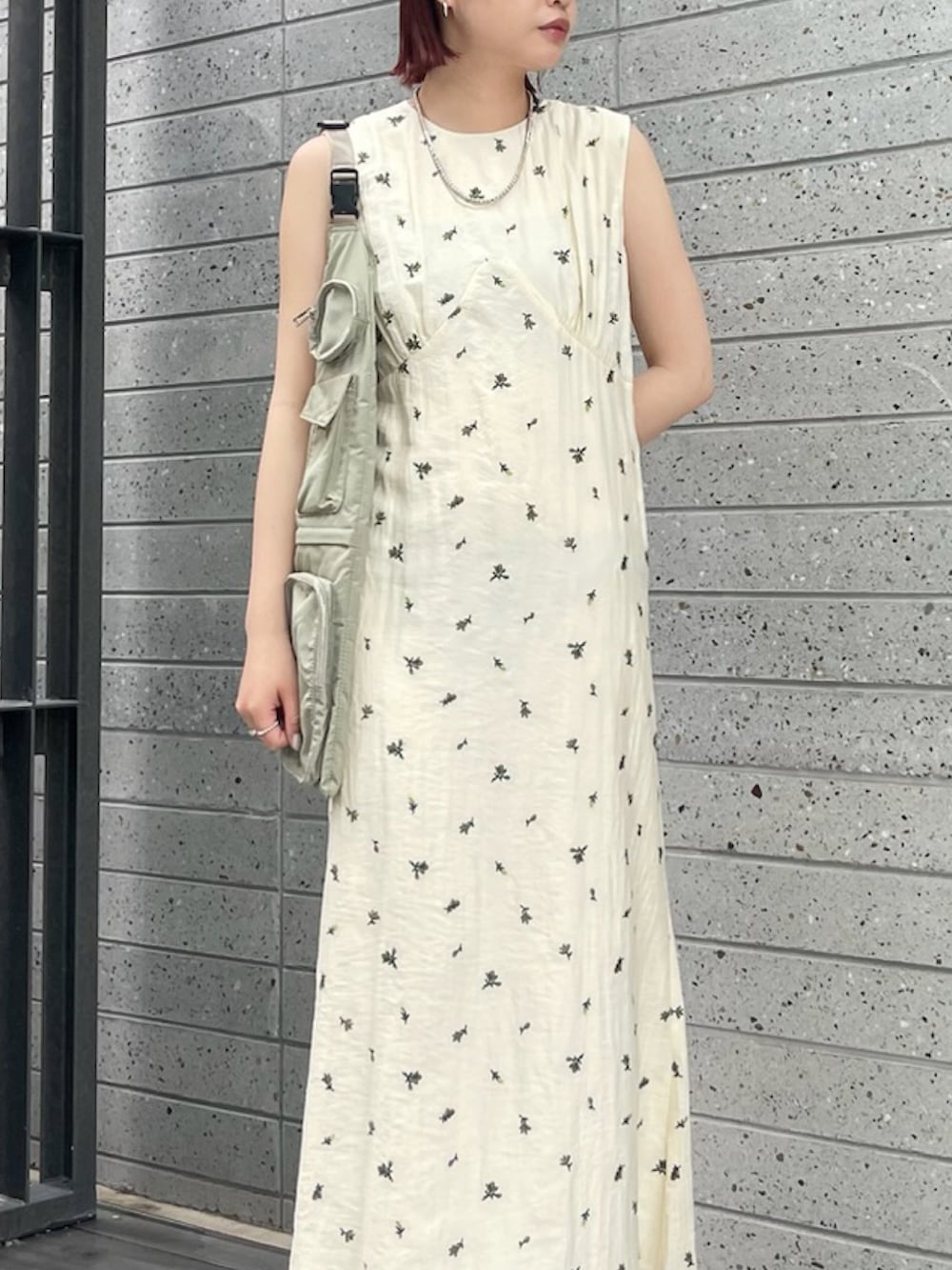 「AMERI、amerivintage、サンダル、夏コーデ、夏服、オトナカジュアル、休日スタイル、韓国ファッション、ラフコーデ、花柄ワンピース、ワンピース、夏ワンピース、今日のコーデ、ootd、大人可愛い」｜「AmeriのMEDI SMALL FLOWER NS DRESS（ワンピース、ホワイト系）」を使った、AMERI VINTAGEさん（レディース・160cm）の夏コーディネートの2枚目の写真