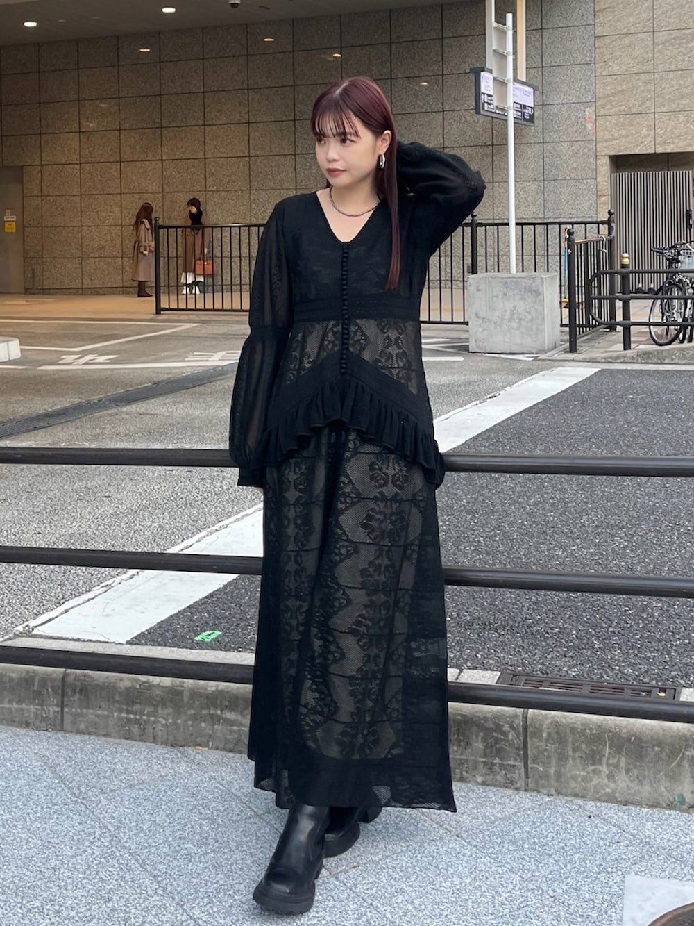 「AMERI、amerivintage、冬コーデ、マイベストコーデ2024、あったかコーデ、クリスマスに着たい服、クリスマス、パーティースタイル、ロングコート、お出かけコーデ、女子会、ニットワンピース、キレイめコーデ、冬アウター、オトナ女子」｜「AmeriのLITTLE FLARE LINE ART LONG COAT（ステンカラーコート、ブラウン系）」を使った、AMERI VINTAGEさん（レディース・160cm）の冬コーディネートの2枚目の写真