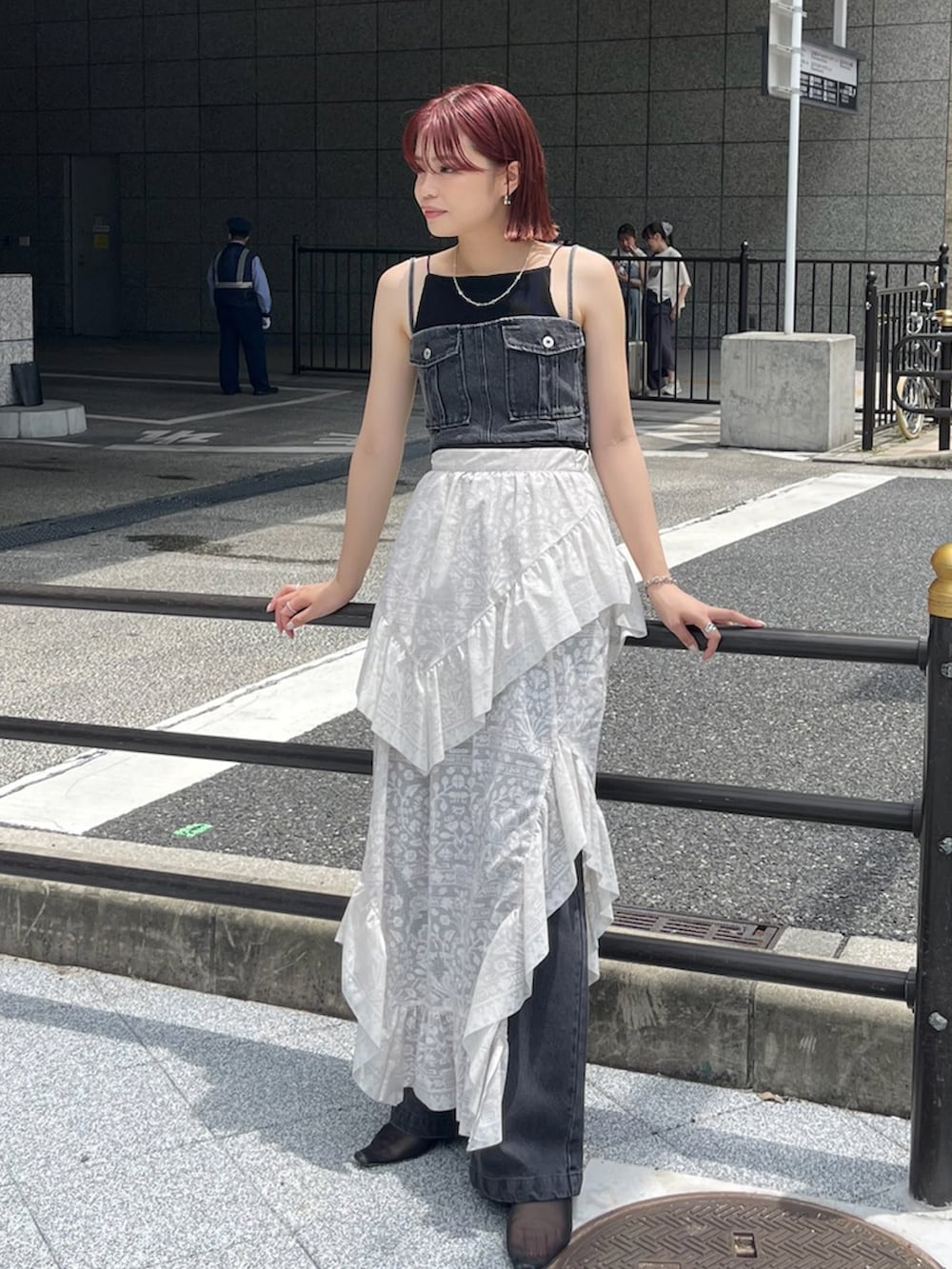 「AMERI、amerivintage、セットアップ、フリル、ノースリーブ、レイヤードスタイル、デニム、ビスチェ×デニム、ビスチェ、スカート、夏コーデ、夏、休日、おでかけコーデ、大人かわいい」｜「AmeriのMEDI TROMPE L’OEIL RUFFLE SLIT SKIRT（スカート、ホワイト系）」を使った、AMERI VINTAGEさん（レディース・160cm）の夏コーディネートの3枚目の写真