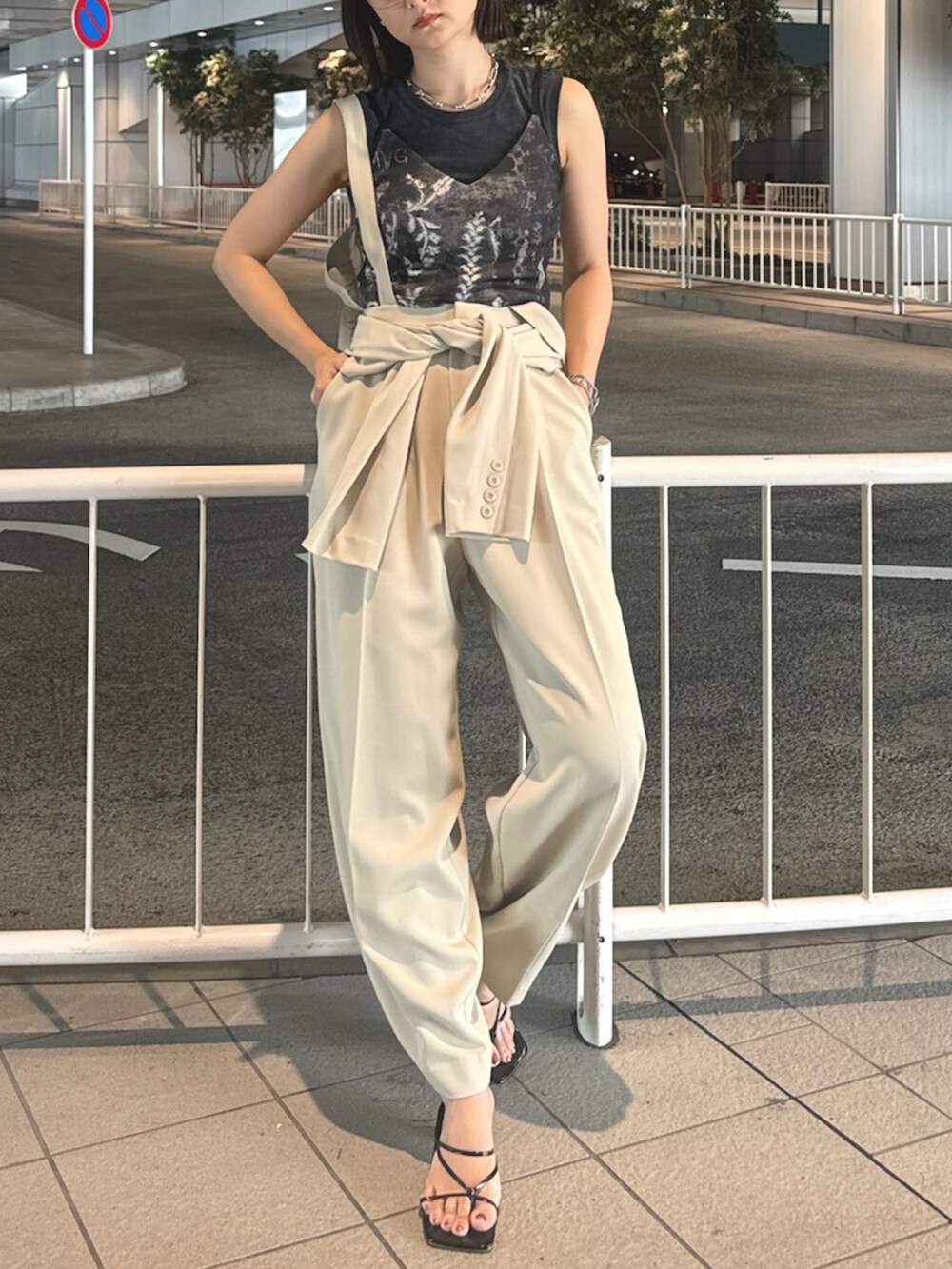 ブラック系のキャミソール、ブラック系のタンクトップ、ベージュ系のその他パンツを着用したレディースの夏コーディネートの2枚目の写真