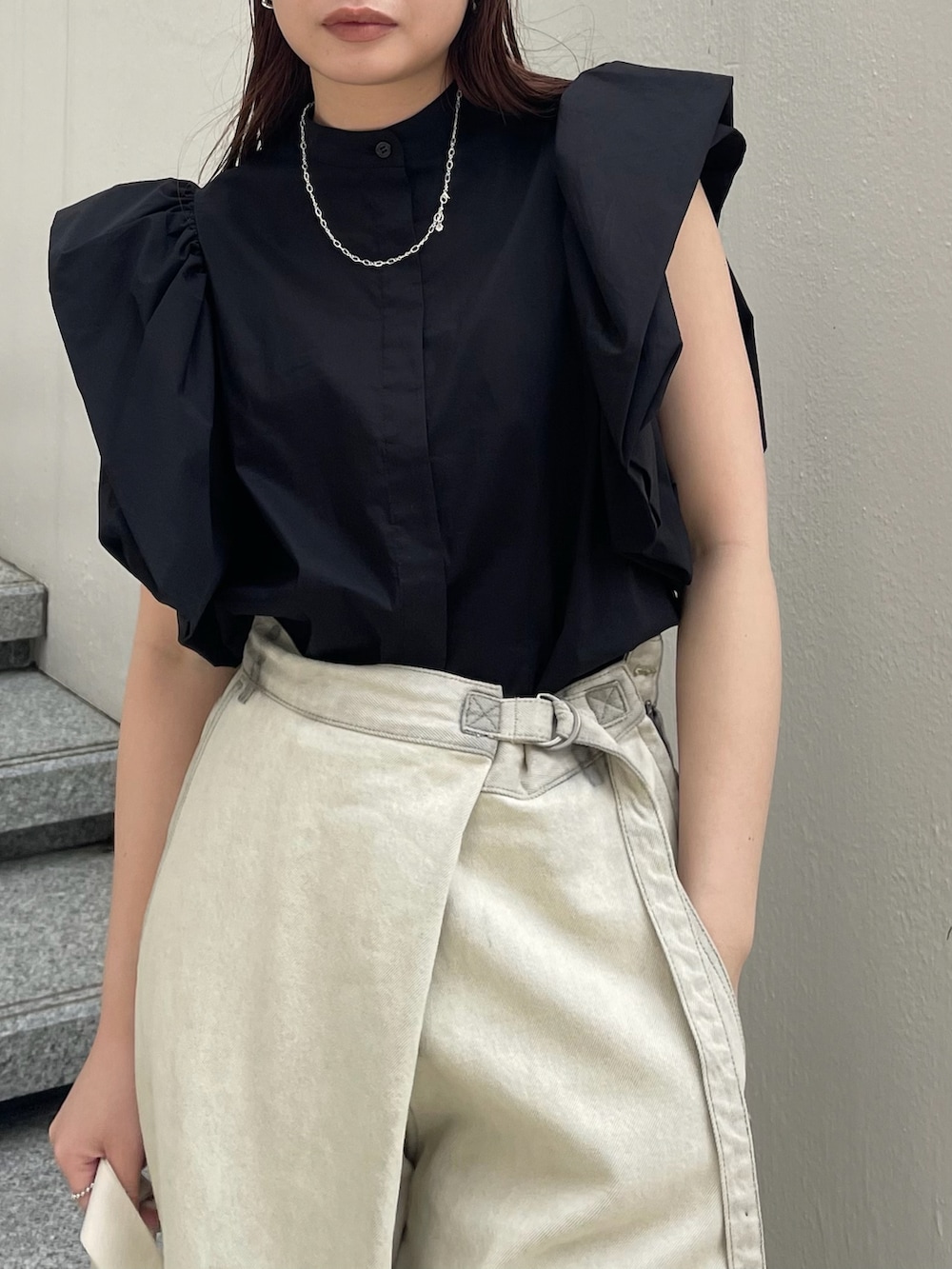 ブラック系のシャツ/ブラウス、ホワイト系のデニムパンツ、ホワイト系のバッグを着用したレディースの春コーディネートの3枚目の写真