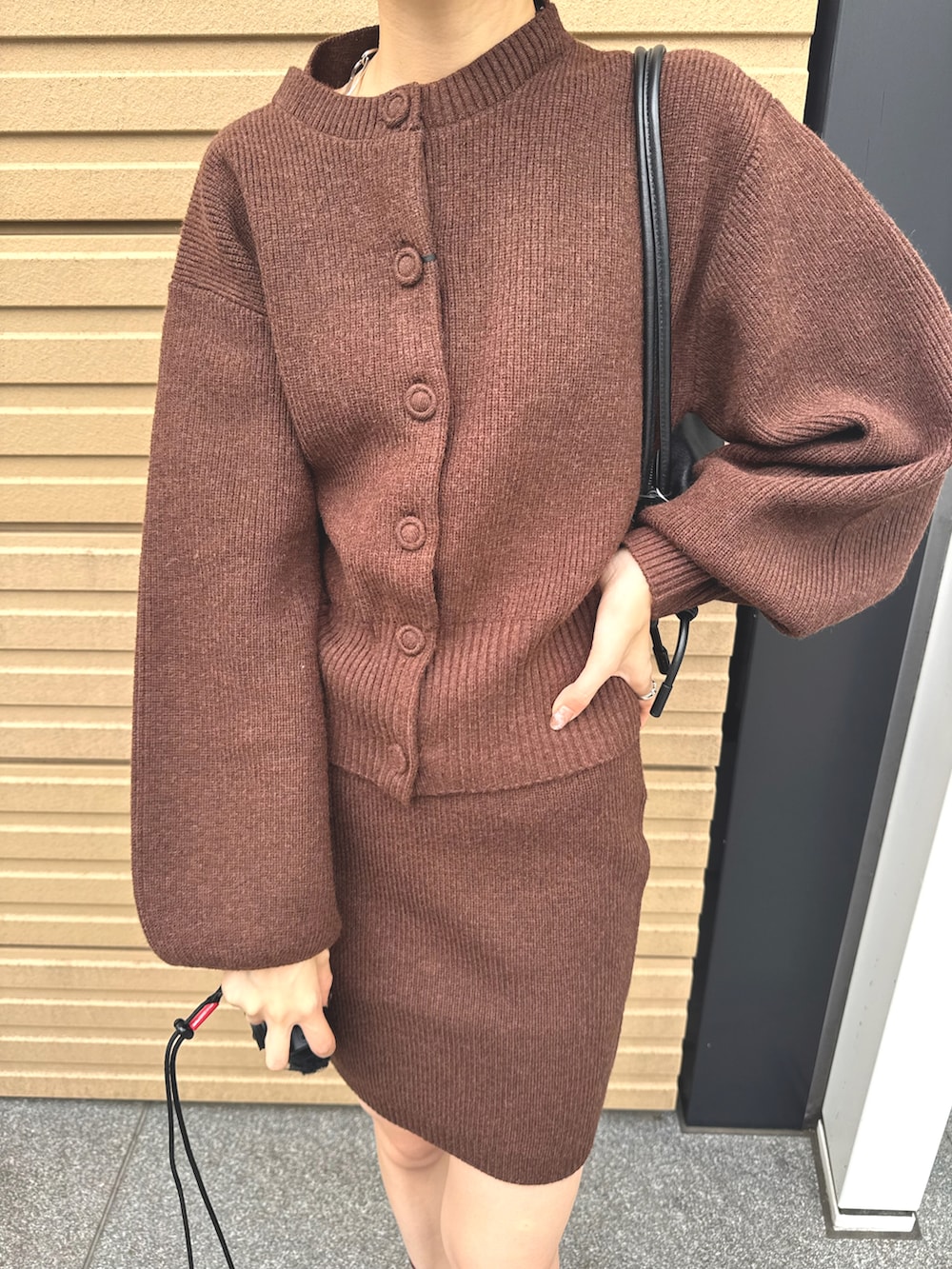 ブラウン系のニット/セーターを着用したレディースの秋コーディネートの4枚目の写真