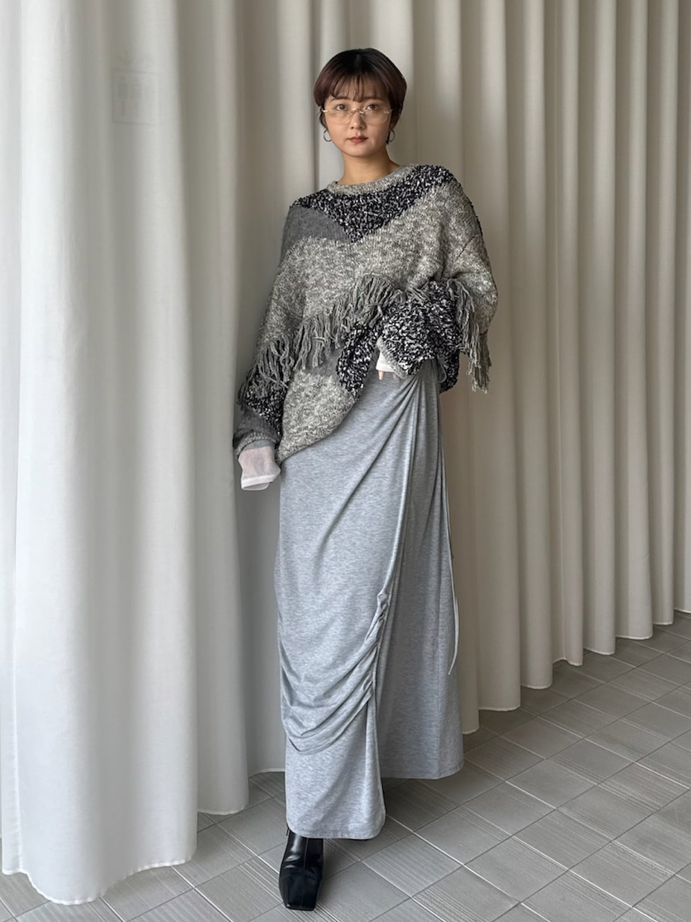 ブラック系のニット/セーターを着用したレディースの冬コーディネートの5枚目の写真