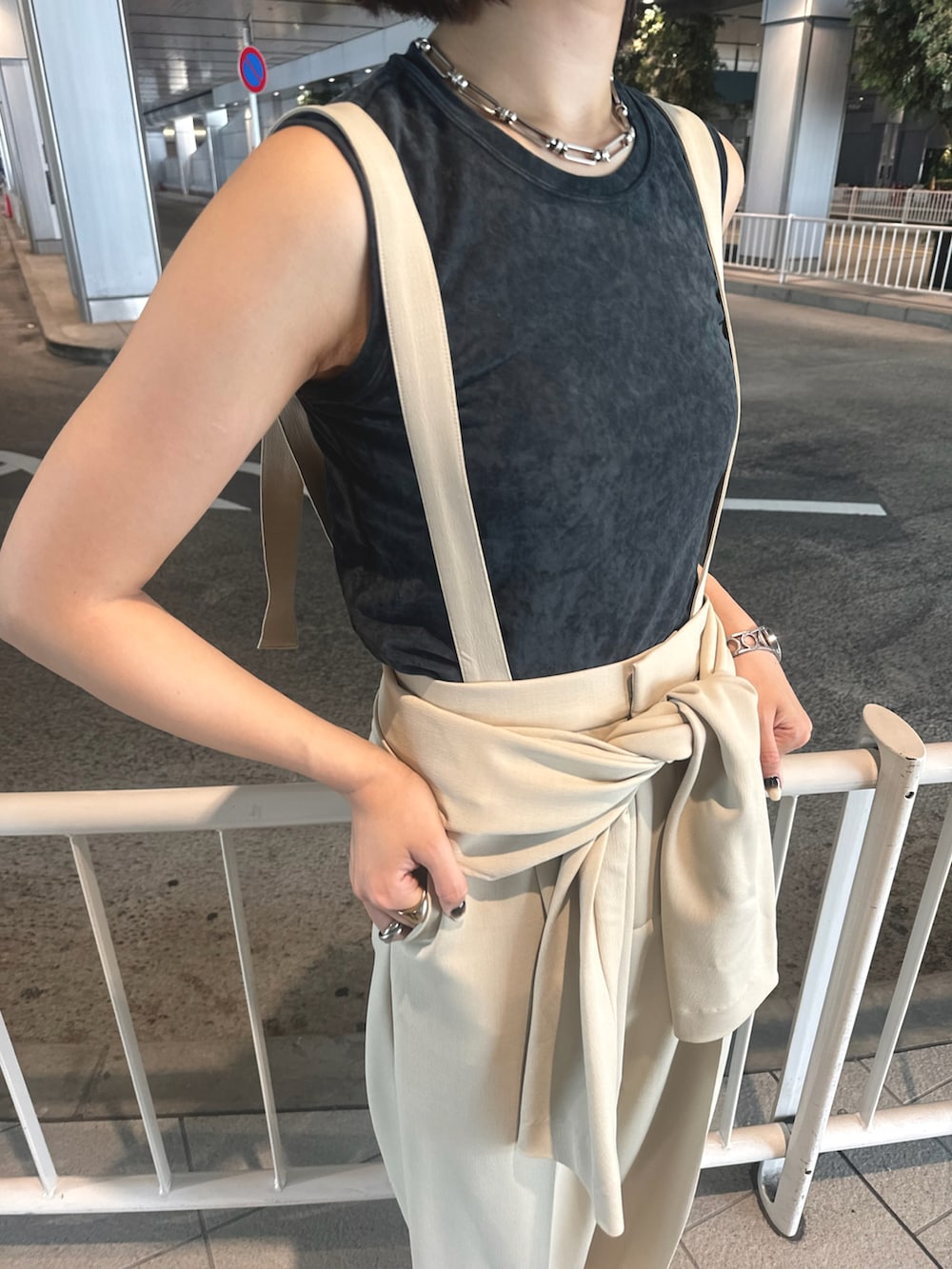 ブラック系のキャミソール、ブラック系のタンクトップ、ベージュ系のその他パンツを着用したレディースの夏コーディネートの5枚目の写真