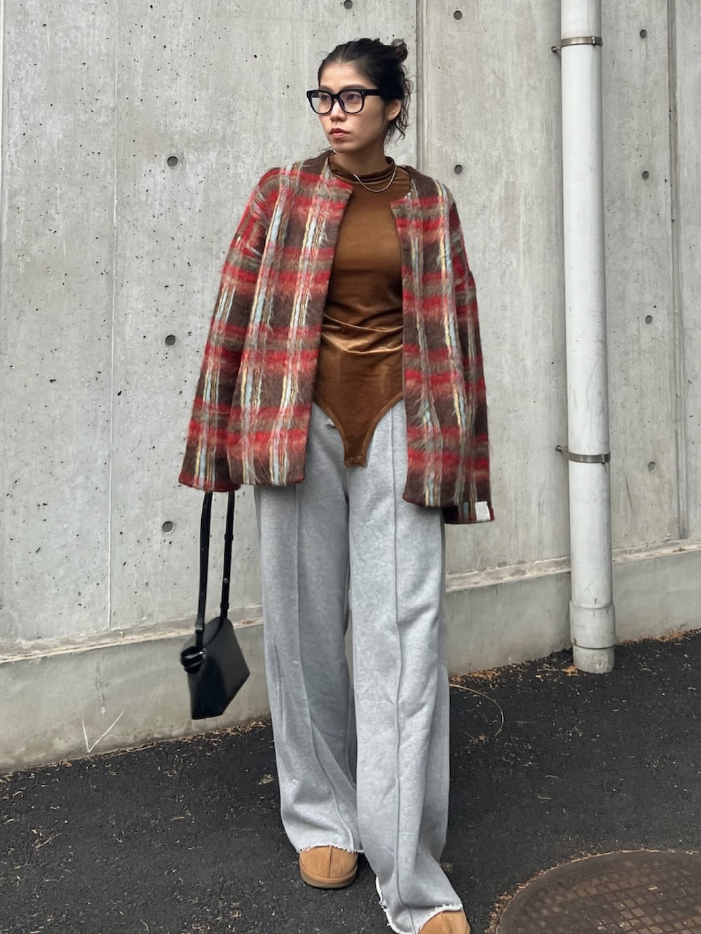 ベージュ系のジャケット/アウター、ブラウン系のTシャツ/カットソー、グレー系のスウェットパンツを着用したレディースの秋コーディネートの3枚目の写真