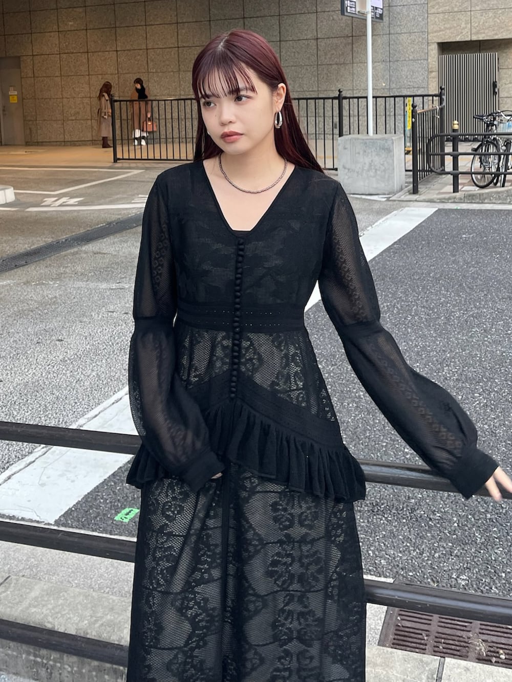「AMERI、amerivintage、冬コーデ、マイベストコーデ2024、あったかコーデ、クリスマスに着たい服、クリスマス、パーティースタイル、ロングコート、お出かけコーデ、女子会、ニットワンピース、キレイめコーデ、冬アウター、オトナ女子」｜「AmeriのLITTLE FLARE LINE ART LONG COAT（ステンカラーコート、ブラウン系）」を使った、AMERI VINTAGEさん（レディース・160cm）の冬コーディネートの3枚目の写真