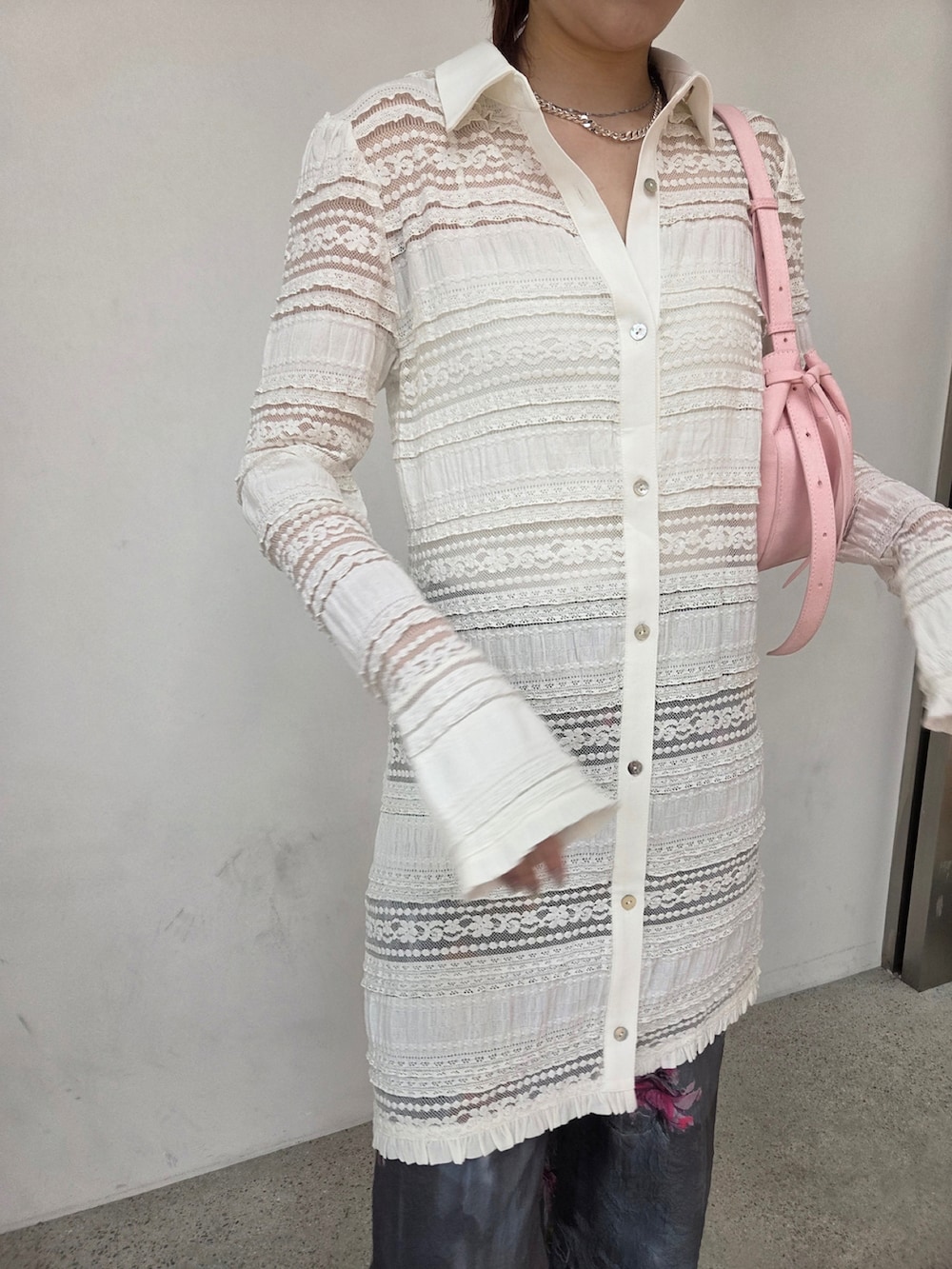 グレー系のその他パンツ、ホワイト系のシャツ/ブラウスを着用したレディースの冬コーディネートの3枚目の写真