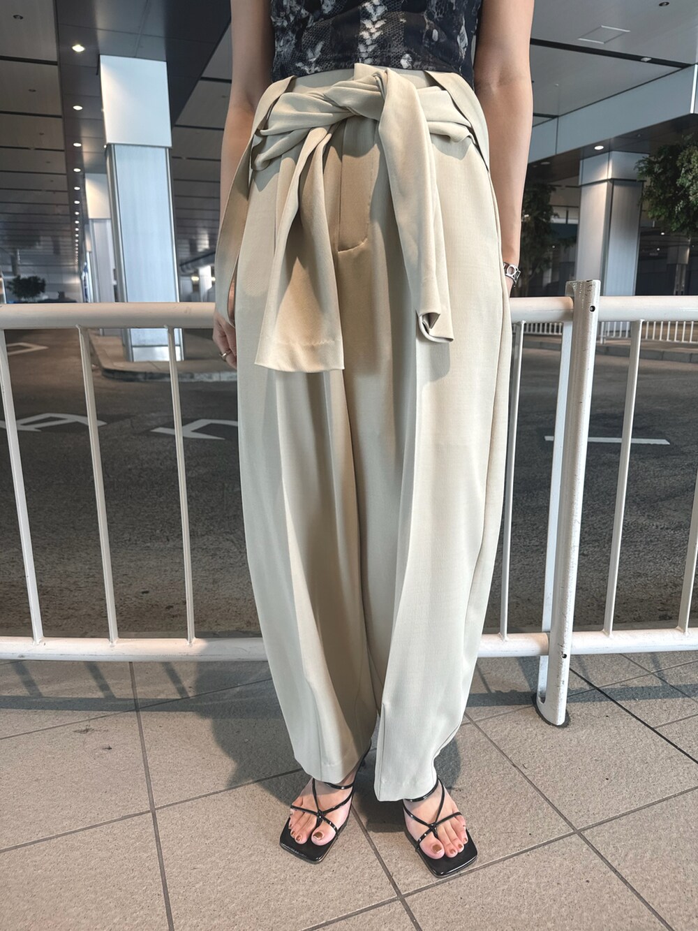 ブラック系のキャミソール、ブラック系のタンクトップ、ベージュ系のその他パンツを着用したレディースの夏コーディネートの4枚目の写真