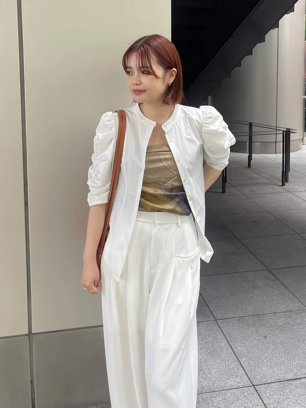 「AMERI、amerivintage、夏ルックで気分アップ、夏ファッション、夏コーデ、オトナ女子、きれいめカジュアル、オフィスカジュアル、シンプルコーデ、ホワイトコーデ、パンツスタイル、おでかけコーデ、パフスリーブ、スカーフアレンジ、レイヤードスタイル」｜「AmeriのGATHER SLEEVE ROUND BLOUSE（シャツ/ブラウス、ホワイト系）」を使った、AMERI VINTAGEさん（レディース・160cm）の夏コーディネートの3枚目の写真