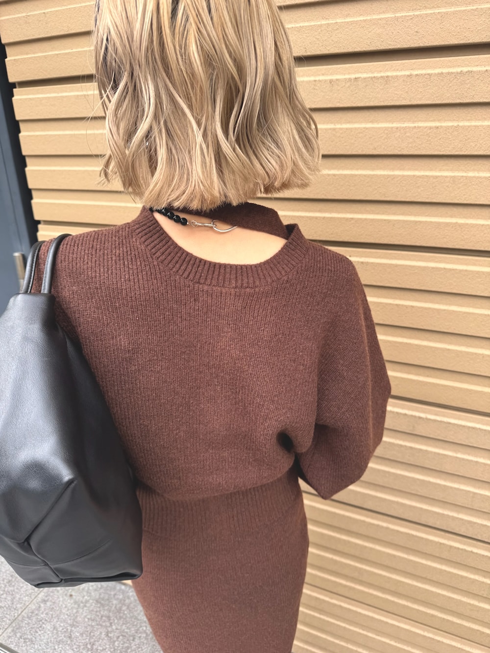 ブラウン系のニット/セーターを着用したレディースの秋コーディネートの5枚目の写真