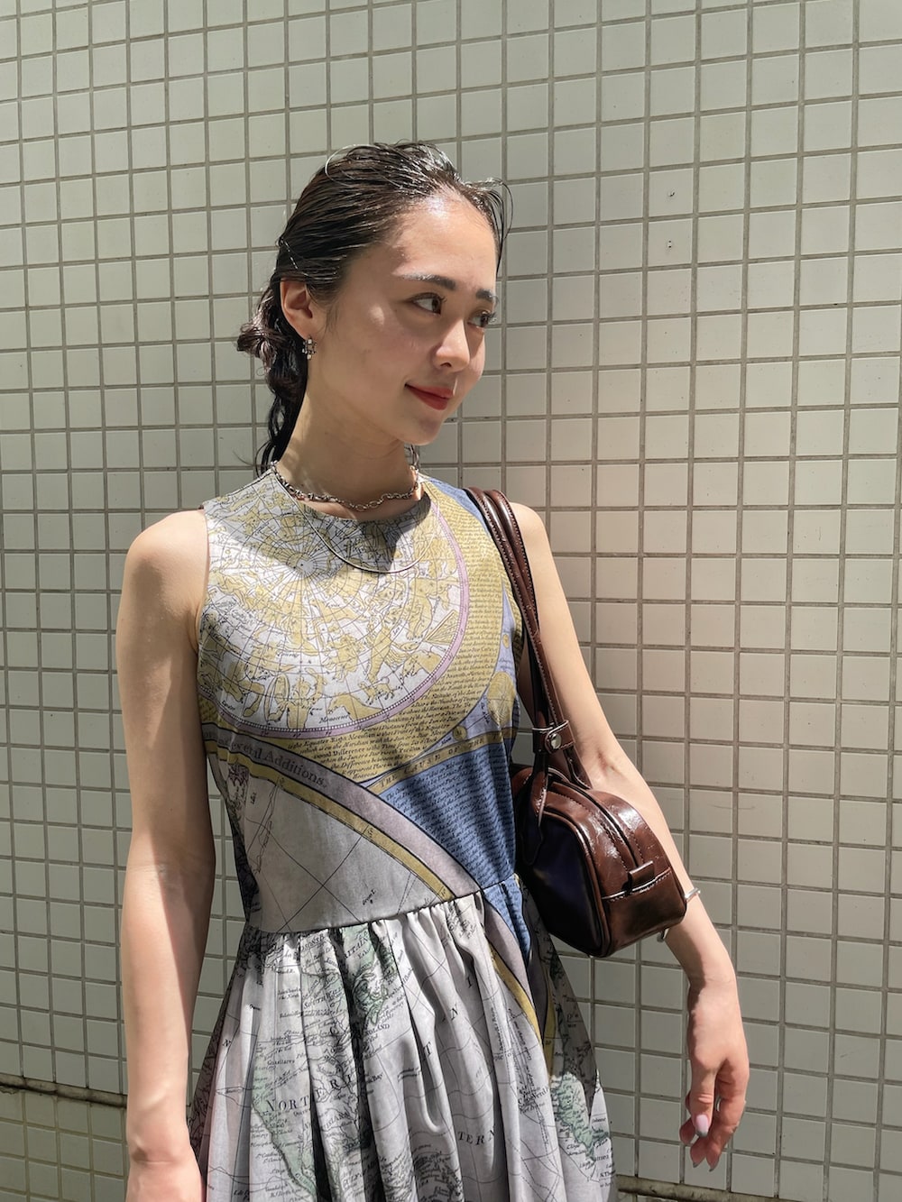 ブルー系のワンピース、グリーン系のブーツを着用したレディースの夏コーディネートの4枚目の写真