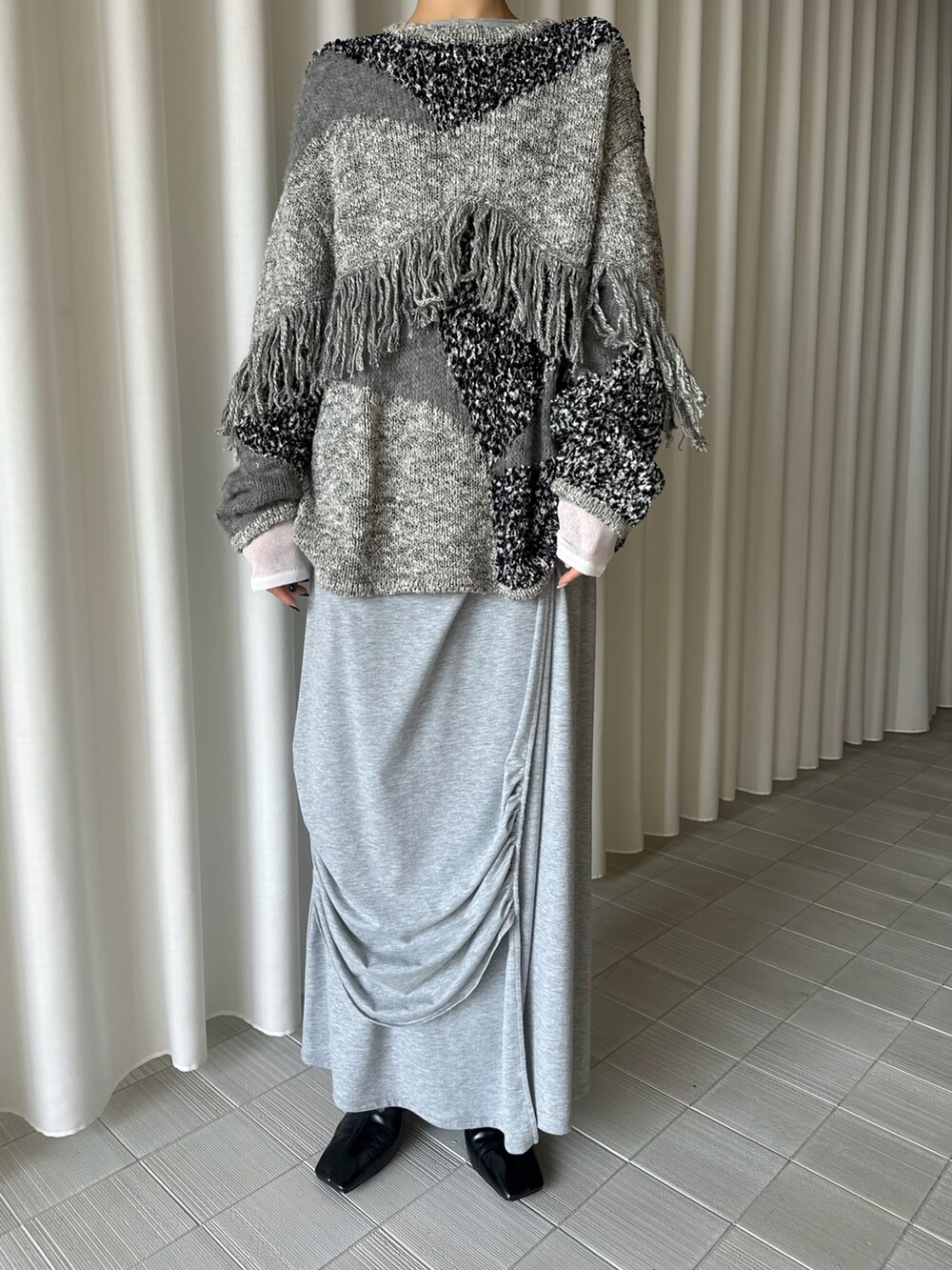 ブラック系のニット/セーターを着用したレディースの冬コーディネートの3枚目の写真