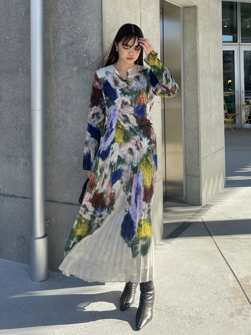 「AMERI、amerivintage、最近のいい感じコーデ、冬アウター、お出かけコーデ、オトナ女子、冬、休日スタイル、クリスマスコーデ、きれいめコーデ、冬のコーデ、大人かわいい、女子会コーデ、デートコーデ、柄ワンピース」｜「Ameriのアイテム（ジャケット/アウター、ブラウン系）」を使った、AMERI VINTAGEさん（レディース・154cm）の冬コーディネートの2枚目の写真