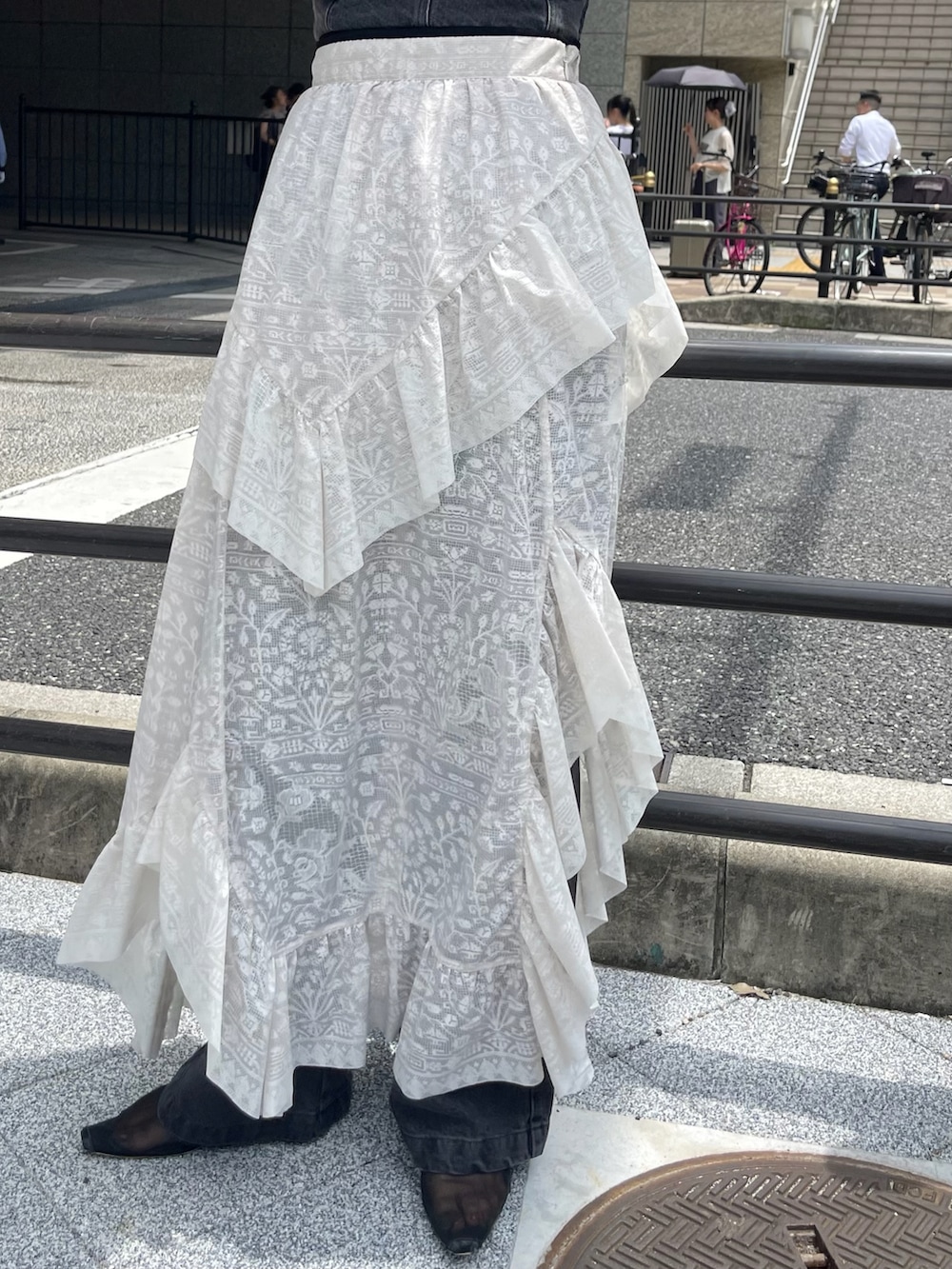 「AMERI、amerivintage、セットアップ、フリル、ノースリーブ、レイヤードスタイル、デニム、ビスチェ×デニム、ビスチェ、スカート、夏コーデ、夏、休日、おでかけコーデ、大人かわいい」｜「AmeriのMEDI TROMPE L’OEIL RUFFLE SLIT SKIRT（スカート、ホワイト系）」を使った、AMERI VINTAGEさん（レディース・160cm）の夏コーディネートの5枚目の写真