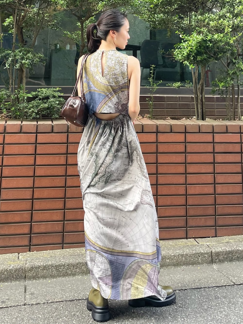 ブルー系のワンピース、グリーン系のブーツを着用したレディースの夏コーディネートの2枚目の写真