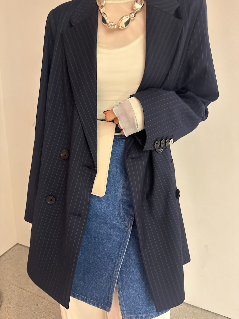 「AMERI、amerivintage、春、春服、ジャケット、デニム、ストライプ、異素材、パンツスタイル、レイヤードスタイル、オフィスカジュアル、キレイめ、オトナ女子、パンツコーデ、ootd」｜「AmeriのDENIM CORSET COMBINE JACKET（テーラードジャケット、ブルー系）」を使った、AMERI VINTAGEさん（レディース・160cm）の冬コーディネートの3枚目の写真