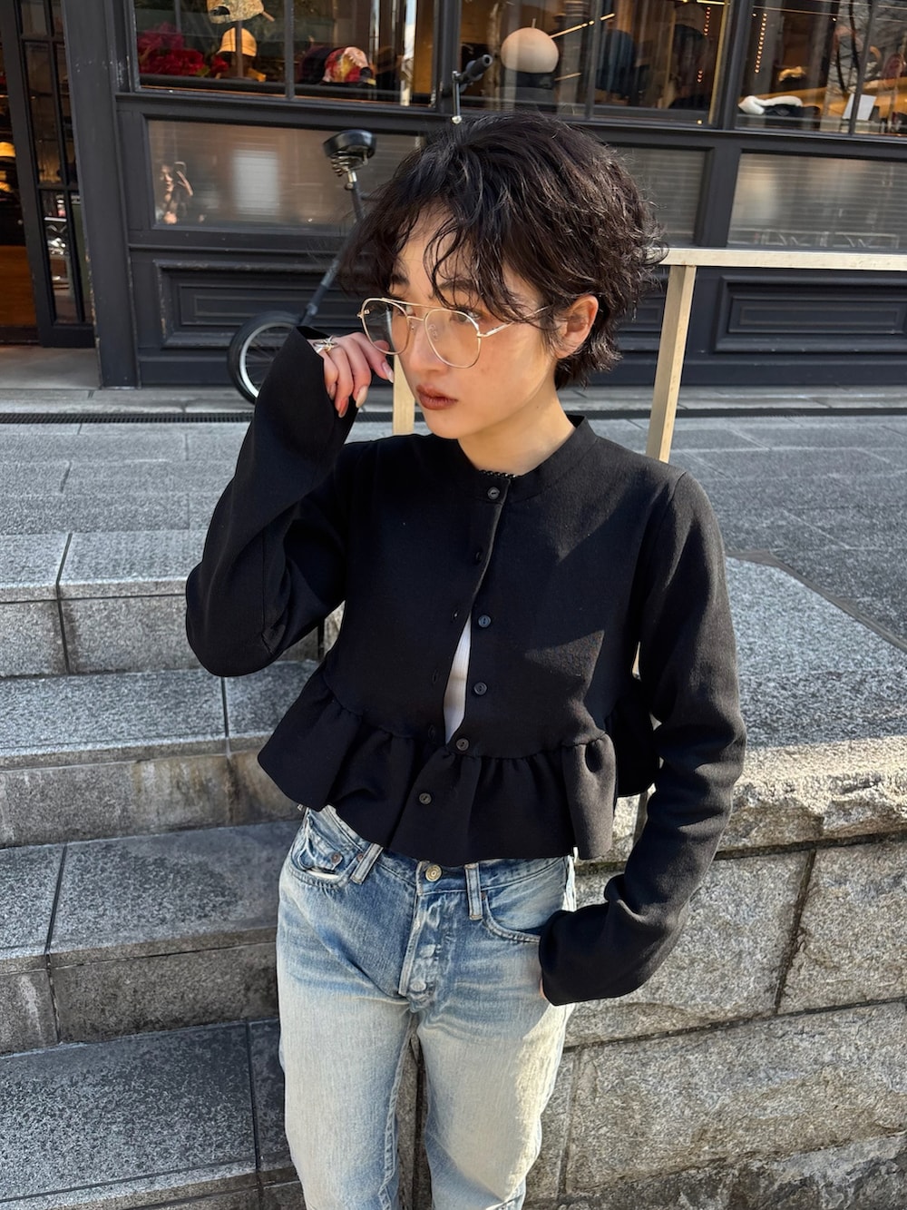 ブラック系のカーディガン/ボレロを着用したレディースの冬コーディネートの2枚目の写真