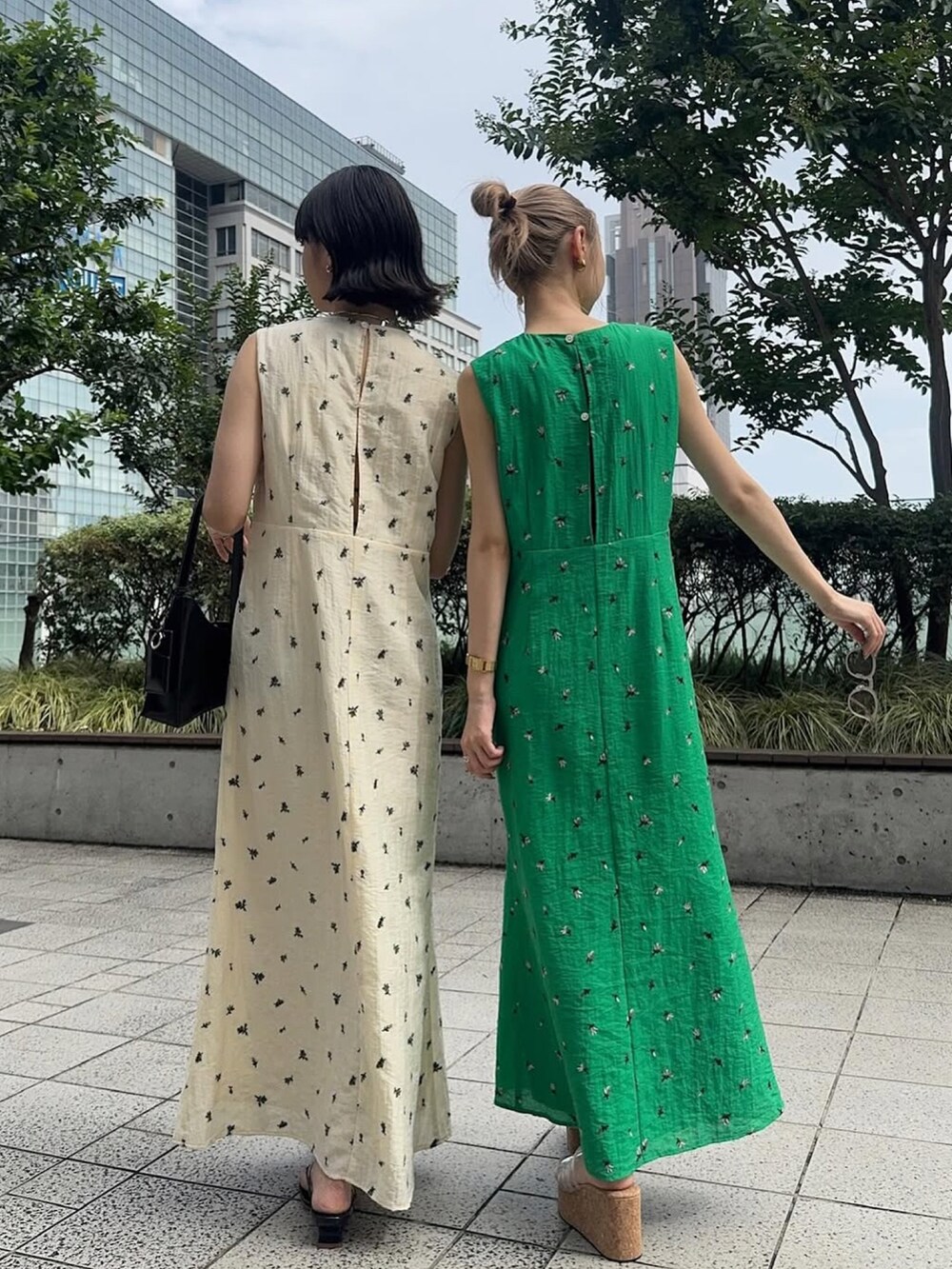 グリーン系のワンピース、その他のサンダル、ブラック系のサンダルを着用したレディースの夏コーディネートの3枚目の写真