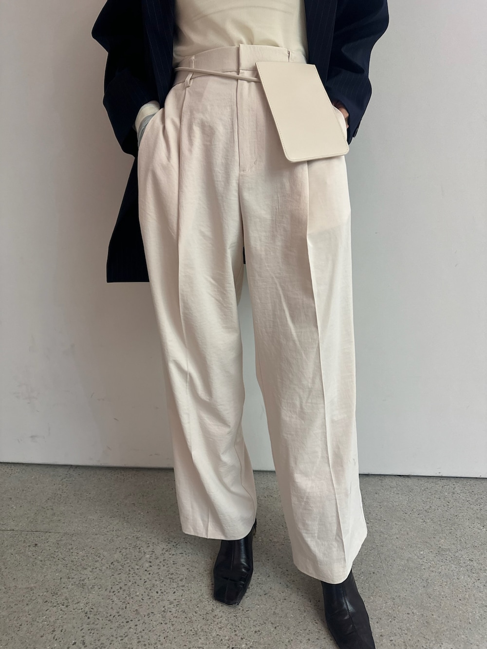 「AMERI、amerivintage、春、春服、ジャケット、デニム、ストライプ、異素材、パンツスタイル、レイヤードスタイル、オフィスカジュアル、キレイめ、オトナ女子、パンツコーデ、ootd」｜「AmeriのDENIM CORSET COMBINE JACKET（テーラードジャケット、ブルー系）」を使った、AMERI VINTAGEさん（レディース・160cm）の冬コーディネートの4枚目の写真