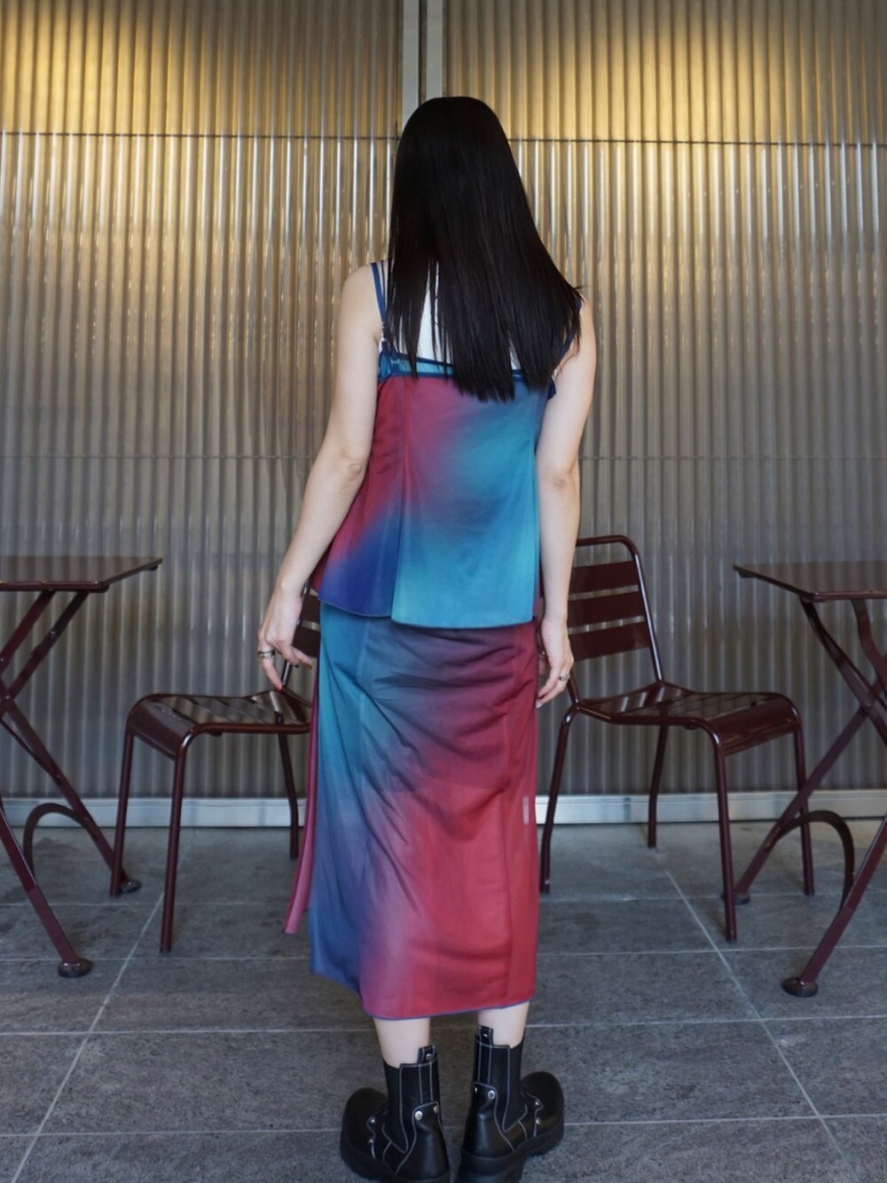 「AMERI、amerivintage、レイヤードスタイル、夏コーデ、オトナカジュアル、休日スタイル、夏服、カジュアルスタイル、ラフコーデ、低身長コーデ、今日のコーデ、ootd、おでかけコーデ、ミニスカート、キャミソール」｜「AmeriのMEDI GRADIENT SHEER SET TOP（Tシャツ/カットソー、ピンク系）」を使った、AMERI VINTAGEさん（レディース・160cm）の夏コーディネートの3枚目の写真