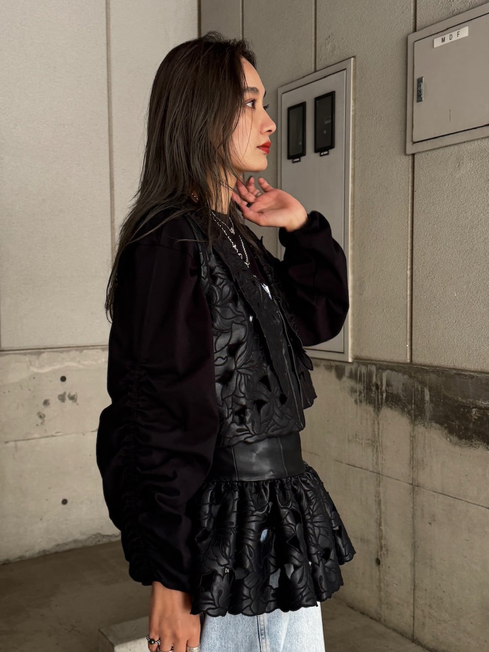 ブラック系のベスト、ブラック系のその他トップス、ブラック系のTシャツ/カットソーを着用したレディースの秋コーディネートの3枚目の写真