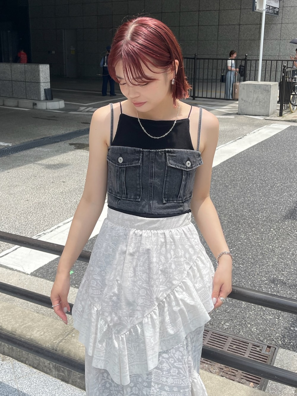 「AMERI、amerivintage、セットアップ、フリル、ノースリーブ、レイヤードスタイル、デニム、ビスチェ×デニム、ビスチェ、スカート、夏コーデ、夏、休日、おでかけコーデ、大人かわいい」｜「AmeriのMEDI TROMPE L’OEIL RUFFLE SLIT SKIRT（スカート、ホワイト系）」を使った、AMERI VINTAGEさん（レディース・160cm）の夏コーディネートの4枚目の写真