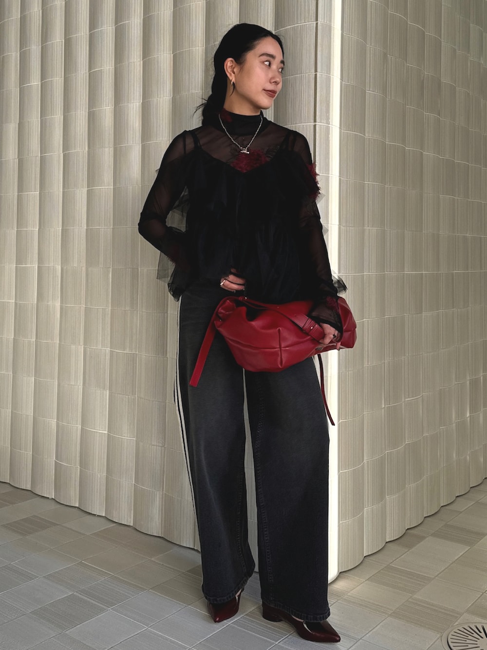 「AMERI、amerivintage、冬コーデ、マイベストコーデ2024、レイヤードスタイル、シアートップス、クリスマスに着たい服、オトナ女子、お出かけコーデ、今日のコーデ、キレイめコーデ、クリスマスコーデ、チュール、デニム、タートルネック」｜「AmeriのUND 3D FLOWER SKIN TOP（Tシャツ/カットソー、ブラック系）」を使った、AMERI VINTAGEさん（レディース・160cm）の冬コーディネートの2枚目の写真