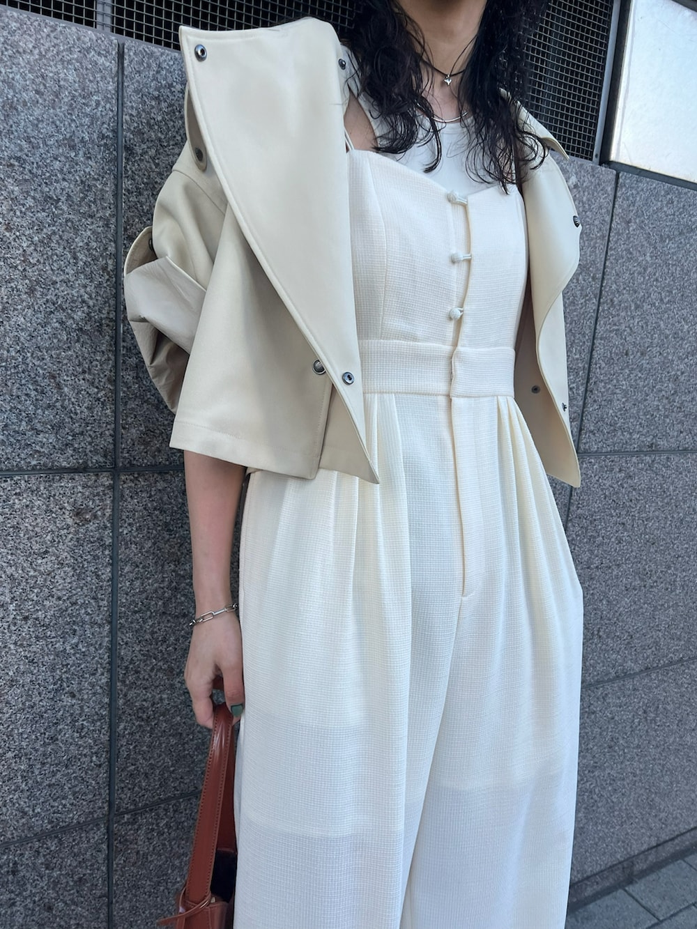 「AMERI、amerivintage、今日のコーデ、春色、春先取り、春アウター、大人ファッション、きれいめコーデ、春カラー、ロンパース、春コート、ゆるシルエット、キレイめカジュアル、ベージュ、ホワイトコーデ」｜「Ameriの3WAY MILITARY DETAIL HS COAT（トレンチコート、イエロー系）」を使った、AMERI VINTAGEさん（レディース・160cm）の冬コーディネートの4枚目の写真