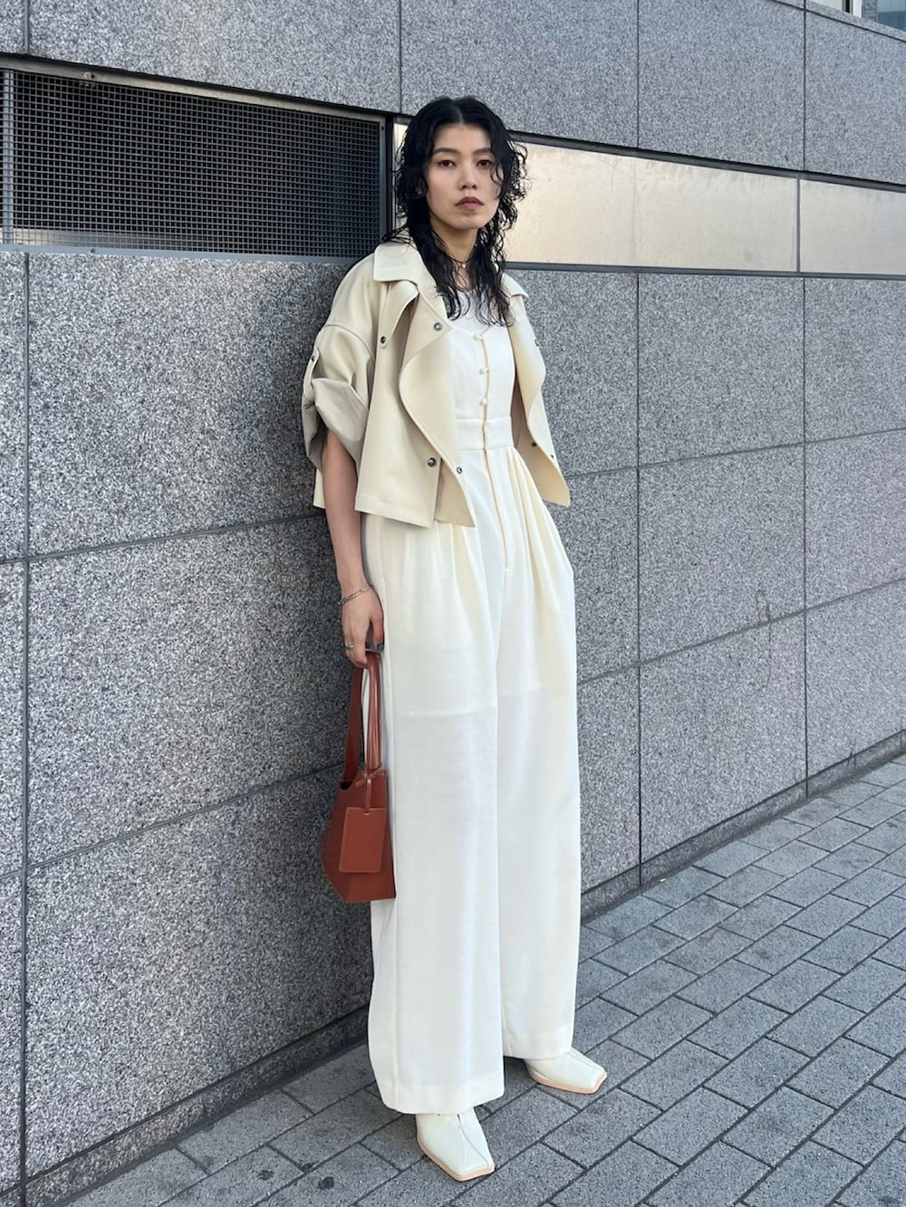 「AMERI、amerivintage、今日のコーデ、春色、春先取り、春アウター、大人ファッション、きれいめコーデ、春カラー、ロンパース、春コート、ゆるシルエット、キレイめカジュアル、ベージュ、ホワイトコーデ」｜「Ameriの3WAY MILITARY DETAIL HS COAT（トレンチコート、イエロー系）」を使った、AMERI VINTAGEさん（レディース・160cm）の冬コーディネートの3枚目の写真
